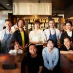Juri Ueno Instagram - #auckland にある レストラン「Ahi.」(アヒ) @ahirestaurant フィガロ📚 @madamefigarojapon で 平野由紀子さん @8yukiko76hirano と ランチを堪能させていただきました！🥂🌹 平野さんは、ワインとのペアリングだったり お料理の感想が弾んで、 初対面でしたが充実のひとときを 過ごさせていただきました🥳 ニュージーランドといえば 先住民族マオリ。 マオリの伝統料理「ハンギ」は、 土の中で低温調理をするのです。 もちろん高層階である このレストランでは さすがの BEN シェフも 土はないので作れません。 しかし！ それを見事に再現した料理が、 目の前に現れた！！ なんと、今日のために、 外で、土に包んで低温調理した豚肉を こちらのレストランで丁寧に温め直し、 ハンギ料理のお話をしながら、 お皿に盛り付けて下さいました🍽️✨ （写真10枚目、動画に写っている 黒い筒のものがハンギ料理です。） 帰りの飛行機では、 BENシェフの番組、 素材を巡る旅を8話全て観賞📺✈️ 海では釣り🎣山では狩り🦘 畑🥬や、きのこ栽培🍄‍🟫など、 自らニュージーランド中を駆け巡って、 循環を考えた素材の選び方、美しい調理法。 とても楽しく拝見しました！😄 とても有名なシェフだったんだなぁとしみじみ。😌 （機内で写ってるNZのクラフトビール🍺 アーティーチョークの上に Kiwi birdが乗ってるのわかりますか？🥝🐤） 全ての料理が、鮮度抜群で、 味はナチュラルでフレッシュ🌿 生き生きとしている料理に、 ニュージーランドの恵みをいただいている 感謝が溢れました🙏🌳 オープンキッチンの活気溢れる厨房にも、 お忙しい中、 見学させていただき、 「Ahi.」の皆様、 大変お世話になりました！ 皆さんも、ぜひオークランドへ行くときは レストラン「Ahi.」にて、 ニュージーランドを堪能されてはいかがでしょうか。。 @purenewzealand @sadaito @shotaro.ao @furuta_chiaki