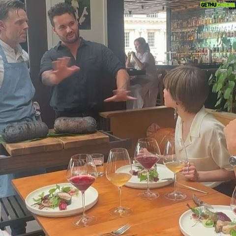 Juri Ueno Instagram - #auckland にある レストラン「Ahi.」(アヒ) @ahirestaurant フィガロ📚 @madamefigarojapon で 平野由紀子さん @8yukiko76hirano と ランチを堪能させていただきました!🥂🌹 平野さんは、ワインとのペアリングだったり お料理の感想が弾んで、 初対面でしたが充実のひとときを 過ごさせていただきました🥳 ニュージーランドといえば 先住民族マオリ。 マオリの伝統料理「ハンギ」は、 土の中で低温調理をするのです。 もちろん高層階である このレストランでは さすがの BEN シェフも 土はないので作れません。 しかし! それを見事に再現した料理が、 目の前に現れた!! なんと、今日のために、 外で、土に包んで低温調理した豚肉を こちらのレストランで丁寧に温め直し、 ハンギ料理のお話をしながら、 お皿に盛り付けて下さいました🍽️✨ (写真10枚目、動画に写っている 黒い筒のものがハンギ料理です。) 帰りの飛行機では、 BENシェフの番組、 素材を巡る旅を8話全て観賞📺✈️ 海では釣り🎣山では狩り🦘 畑🥬や、きのこ栽培🍄🟫など、 自らニュージーランド中を駆け巡って、 循環を考えた素材の選び方、美しい調理法。 とても楽しく拝見しました!😄 とても有名なシェフだったんだなぁとしみじみ。😌 (機内で写ってるNZのクラフトビール🍺 アーティーチョークの上に Kiwi birdが乗ってるのわかりますか?🥝🐤) 全ての料理が、鮮度抜群で、 味はナチュラルでフレッシュ🌿 生き生きとしている料理に、 ニュージーランドの恵みをいただいている 感謝が溢れました🙏🌳 オープンキッチンの活気溢れる厨房にも、 お忙しい中、 見学させていただき、 「Ahi.」の皆様、 大変お世話になりました! 皆さんも、ぜひオークランドへ行くときは レストラン「Ahi.」にて、 ニュージーランドを堪能されてはいかがでしょうか。。 @purenewzealand @sadaito @shotaro.ao @furuta_chiaki