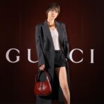 Juri Ueno Instagram - GUCCIの新クリエイティブ・ディレクター サバト・デ・サルノのデビューコレクション 「Gucci Ancora」。 一夜限りのスペシャルイベントに参加しました🥂 (※Ancora-もう一度、もっと、ファッションに恋をしよう) Rosso Ancoraカラーで彩られた国立競技場の屋内練習トラックで、コレクションの世界観を体感しました。 絶え間なく愛をもたらしてくれるファッションの魅力を再燃させたいというサバトの想いを提示しているのだそう。 スマートでシンプルな空間に、音楽と、エネルギッシュな赤いライトが天井を行き交っていて、ファッションへのワクワクする気持ちが高まりました🌟 身につけたローファーもタンクトップも、ショートパンツも、普段から好きなアイテムなので より一層グッと身近に感じつつ、サバトの拘りが詰まったテーラードコートは、やはり、とても素敵だと思いました！ #GucciAncora #GucciSS24 #PR @gucci @sabatods @sadaito @shotaro.ao @furuta_chiaki