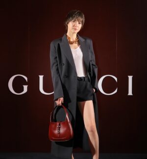 Juri Ueno Instagram - GUCCIの新クリエイティブ・ディレクター
サバト・デ・サルノのデビューコレクション
「Gucci Ancora」。
一夜限りのスペシャルイベントに参加しました🥂
(※Ancora-もう一度、もっと、ファッションに恋をしよう)
Rosso Ancoraカラーで彩られた国立競技場の屋内練習トラックで、コレクションの世界観を体感しました。
絶え間なく愛をもたらしてくれるファッションの魅力を再燃させたいというサバトの想いを提示しているのだそう。
スマートでシンプルな空間に、音楽と、エネルギッシュな赤いライトが天井を行き交っていて、ファッションへのワクワクする気持ちが高まりました🌟 
身につけたローファーもタンクトップも、ショートパンツも、普段から好きなアイテムなので
より一層グッと身近に感じつつ、サバトの拘りが詰まったテーラードコートは、やはり、とても素敵だと思いました！

 #GucciAncora #GucciSS24 #PR

@gucci @sabatods

@sadaito 
@shotaro.ao 
@furuta_chiaki