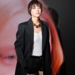 Juri Ueno Instagram - GUCCIの新クリエイティブ・ディレクター サバト・デ・サルノのデビューコレクション 「Gucci Ancora」。 一夜限りのスペシャルイベントに参加しました🥂 (※Ancora-もう一度、もっと、ファッションに恋をしよう) Rosso Ancoraカラーで彩られた国立競技場の屋内練習トラックで、コレクションの世界観を体感しました。 絶え間なく愛をもたらしてくれるファッションの魅力を再燃させたいというサバトの想いを提示しているのだそう。 スマートでシンプルな空間に、音楽と、エネルギッシュな赤いライトが天井を行き交っていて、ファッションへのワクワクする気持ちが高まりました🌟 身につけたローファーもタンクトップも、ショートパンツも、普段から好きなアイテムなので より一層グッと身近に感じつつ、サバトの拘りが詰まったテーラードコートは、やはり、とても素敵だと思いました！ #GucciAncora #GucciSS24 #PR @gucci @sabatods @sadaito @shotaro.ao @furuta_chiaki