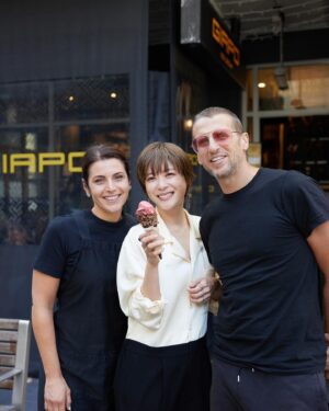 Juri Ueno Instagram - イタリア🇮🇹出身の店主の
お店「Giapo」のICE CREAM。

金粉トッピングやチョココーンなど
種類も豊富で、
ランチ後の時間帯は列をなしてました！😄

ニュージーランドといえば
「Hokey Pokey(ホーキーポーキー)」
というアイスが有名。

やっぱりこちらにもありました✨
#ホーキーポーキー 
留学生なら、知ってるかな？😆

アイス片手にウインドウショッピングなど
楽しいひとときを
過ごしました😌✨

@madamefigarojapon 📚📷

@giapokitchen 🍨🍦

gipao.com

@purenewzealand 🇳🇿✨🦩

#auckland