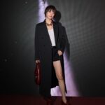 Juri Ueno Instagram - GUCCIの新クリエイティブ・ディレクター サバト・デ・サルノのデビューコレクション 「Gucci Ancora」。 一夜限りのスペシャルイベントに参加しました🥂 (※Ancora-もう一度、もっと、ファッションに恋をしよう) Rosso Ancoraカラーで彩られた国立競技場の屋内練習トラックで、コレクションの世界観を体感しました。 絶え間なく愛をもたらしてくれるファッションの魅力を再燃させたいというサバトの想いを提示しているのだそう。 スマートでシンプルな空間に、音楽と、エネルギッシュな赤いライトが天井を行き交っていて、ファッションへのワクワクする気持ちが高まりました🌟 身につけたローファーもタンクトップも、ショートパンツも、普段から好きなアイテムなので より一層グッと身近に感じつつ、サバトの拘りが詰まったテーラードコートは、やはり、とても素敵だと思いました！ #GucciAncora #GucciSS24 #PR @gucci @sabatods @sadaito @shotaro.ao @furuta_chiaki
