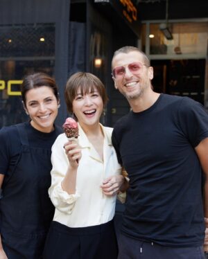 Juri Ueno Instagram - イタリア🇮🇹出身の店主の
お店「Giapo」のICE CREAM。

金粉トッピングやチョココーンなど
種類も豊富で、
ランチ後の時間帯は列をなしてました！😄

ニュージーランドといえば
「Hokey Pokey(ホーキーポーキー)」
というアイスが有名。

やっぱりこちらにもありました✨
#ホーキーポーキー 
留学生なら、知ってるかな？😆

アイス片手にウインドウショッピングなど
楽しいひとときを
過ごしました😌✨

@madamefigarojapon 📚📷

@giapokitchen 🍨🍦

gipao.com

@purenewzealand 🇳🇿✨🦩

#auckland