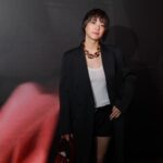 Juri Ueno Instagram - GUCCIの新クリエイティブ・ディレクター サバト・デ・サルノのデビューコレクション 「Gucci Ancora」。 一夜限りのスペシャルイベントに参加しました🥂 (※Ancora-もう一度、もっと、ファッションに恋をしよう) Rosso Ancoraカラーで彩られた国立競技場の屋内練習トラックで、コレクションの世界観を体感しました。 絶え間なく愛をもたらしてくれるファッションの魅力を再燃させたいというサバトの想いを提示しているのだそう。 スマートでシンプルな空間に、音楽と、エネルギッシュな赤いライトが天井を行き交っていて、ファッションへのワクワクする気持ちが高まりました🌟 身につけたローファーもタンクトップも、ショートパンツも、普段から好きなアイテムなので より一層グッと身近に感じつつ、サバトの拘りが詰まったテーラードコートは、やはり、とても素敵だと思いました！ #GucciAncora #GucciSS24 #PR @gucci @sabatods @sadaito @shotaro.ao @furuta_chiaki