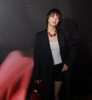 Juri Ueno Instagram - GUCCIの新クリエイティブ・ディレクター
サバト・デ・サルノのデビューコレクション
「Gucci Ancora」。
一夜限りのスペシャルイベントに参加しました🥂
(※Ancora-もう一度、もっと、ファッションに恋をしよう)
Rosso Ancoraカラーで彩られた国立競技場の屋内練習トラックで、コレクションの世界観を体感しました。
絶え間なく愛をもたらしてくれるファッションの魅力を再燃させたいというサバトの想いを提示しているのだそう。
スマートでシンプルな空間に、音楽と、エネルギッシュな赤いライトが天井を行き交っていて、ファッションへのワクワクする気持ちが高まりました🌟 
身につけたローファーもタンクトップも、ショートパンツも、普段から好きなアイテムなので
より一層グッと身近に感じつつ、サバトの拘りが詰まったテーラードコートは、やはり、とても素敵だと思いました！

 #GucciAncora #GucciSS24 #PR

@gucci @sabatods

@sadaito 
@shotaro.ao 
@furuta_chiaki
