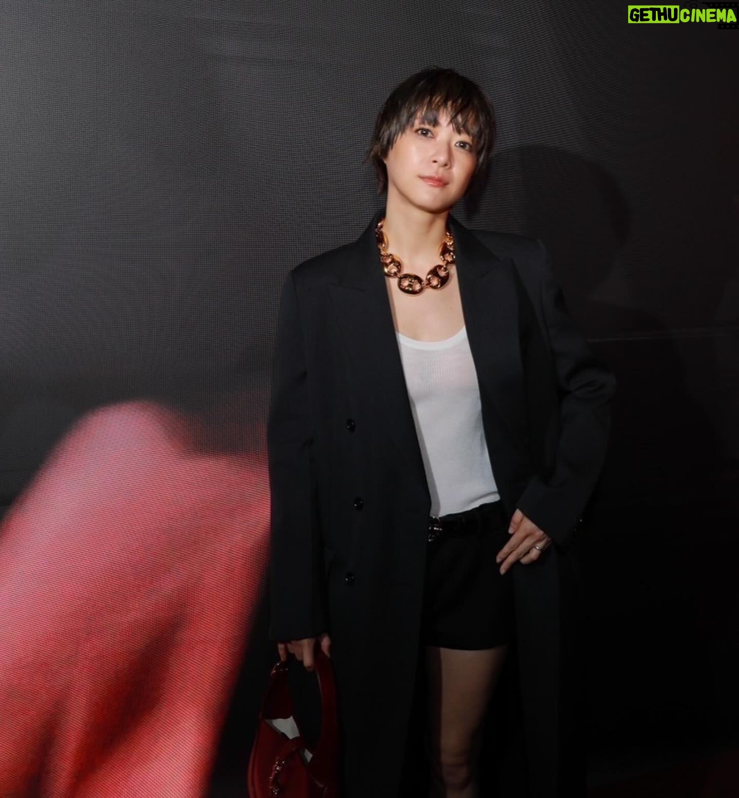 Juri Ueno - 41.8K Likes - GUCCIの新クリエイティブ・ディレクター
サバト・デ・サルノのデビューコレクション
「Gucci Ancora」。
一夜限りのスペシャルイベントに参加しました🥂
(※Ancora-もう一度、もっと、ファッションに恋をしよう)
Rosso Ancoraカラーで彩られた国立競技場の屋内練習トラックで、コレクションの世界観を体感しました。
絶え間なく愛をもたらしてくれるファッションの魅力を再燃させたいというサバトの想いを提示しているのだそう。
スマートでシンプルな空間に、音楽と、エネルギッシュな赤いライトが天井を行き交っていて、ファッションへのワクワクする気持ちが高まりました🌟
身につけたローファーもタンクトップも、ショートパンツも、普段から好きなアイテムなので
より一層グッと身近に感じつつ、サバトの拘りが詰まったテーラードコートは、やはり、とても素敵だと思いました!
#GucciAncora #GucciSS24 #PR
@gucci @sabatods
@sadaito
@shotaro.ao
@furuta_chiaki