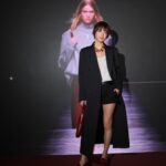Juri Ueno Instagram - GUCCIの新クリエイティブ・ディレクター サバト・デ・サルノのデビューコレクション 「Gucci Ancora」。 一夜限りのスペシャルイベントに参加しました🥂 (※Ancora-もう一度、もっと、ファッションに恋をしよう) Rosso Ancoraカラーで彩られた国立競技場の屋内練習トラックで、コレクションの世界観を体感しました。 絶え間なく愛をもたらしてくれるファッションの魅力を再燃させたいというサバトの想いを提示しているのだそう。 スマートでシンプルな空間に、音楽と、エネルギッシュな赤いライトが天井を行き交っていて、ファッションへのワクワクする気持ちが高まりました🌟 身につけたローファーもタンクトップも、ショートパンツも、普段から好きなアイテムなので より一層グッと身近に感じつつ、サバトの拘りが詰まったテーラードコートは、やはり、とても素敵だと思いました！ #GucciAncora #GucciSS24 #PR @gucci @sabatods @sadaito @shotaro.ao @furuta_chiaki