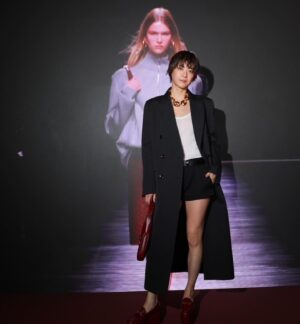 Juri Ueno Instagram - GUCCIの新クリエイティブ・ディレクター
サバト・デ・サルノのデビューコレクション
「Gucci Ancora」。
一夜限りのスペシャルイベントに参加しました🥂
(※Ancora-もう一度、もっと、ファッションに恋をしよう)
Rosso Ancoraカラーで彩られた国立競技場の屋内練習トラックで、コレクションの世界観を体感しました。
絶え間なく愛をもたらしてくれるファッションの魅力を再燃させたいというサバトの想いを提示しているのだそう。
スマートでシンプルな空間に、音楽と、エネルギッシュな赤いライトが天井を行き交っていて、ファッションへのワクワクする気持ちが高まりました🌟 
身につけたローファーもタンクトップも、ショートパンツも、普段から好きなアイテムなので
より一層グッと身近に感じつつ、サバトの拘りが詰まったテーラードコートは、やはり、とても素敵だと思いました！

 #GucciAncora #GucciSS24 #PR

@gucci @sabatods

@sadaito 
@shotaro.ao 
@furuta_chiaki