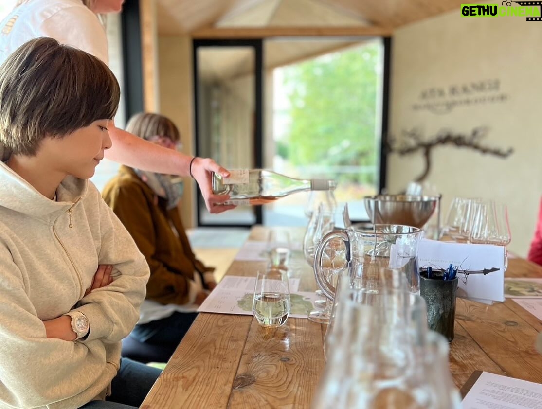 Juri Ueno Instagram - ウェリントンより南のワイナリー Martinborough(マーティンボロー) ナチュラルワイン、ピノに力を入れています。🍷 ワインをたくさん買ってしまった。。 1軒目(写真だと3.4枚目) 「Luna」(ルナ) @lunaestatewinery lunaestate.co.nz テイスティングをすればするほど、 深みにハマっていく。 最後に飲んだ赤ワインが、土を変えただけで 同じ作り方でも全然違う味わいになって とっても美味しかった。 一番最後にはデザートワイン的な白を飲みました。 甘すぎず、自然で美味しかった。 ボトルのラベルもNZのアーティスト🧑🎨が描いた鳥のモチーフだったりして毎年ジャケットが変わる。 店内にもキャンバスが飾られていてオシャレ✨ バス🚌で観光の団体さんが お食事とワインを外で楽しんでいて、最高の風景だった。 2軒目(写真だと5.6枚目) 「SCHUBERT」(シューベルト) @schubertwines schubert.co.nz のだめといえば、シューベルト。 何でお店の名前がシューベルト? と思いながら店内へ。 すると店員さんが、 ちょっとトムクルーズに似ていた。 ワインはどれも美味しい✨ ナチュラルワインだしね😋 個人で車で来られたお客様たちが2組と 私たちの試飲で、 お兄さんは忙しい。 なのに、とても落ち着いていて、 丁寧にワインへのこだわりを説明してくれました😊🍷 等身大の飾らない本音の感想もとても良い。 お兄さんのセレクトも順番も間違いなかった。 ピノ・ノワールも、ピノ・グリも、 美味しいんだって、ここに来て知った。 表には小さなリンゴがたくさん木に成って落ちていて、 とても自然と近い雰囲気で楽しかったです🍎🌳 lunaとshcubertは、 カジュアルワインで薄ウマな 最近流行りの味も見つかりますよ✨ 3軒目(写真だと1、2枚目) 「ATA RANGI」(アタランギ) @ata_rangi atarangi.co.nz こちらは予約制。 でも、試飲は無料🆓。 ワインは全て徹底的に管理されていて、 少しの気候変動で味も変わってくるので、 ワイン作りは手が抜けない。 この一年の流れを、 沢山話してくれました。 なので皆さんも質問したりと、 ここでしか聞けないお話を聞いてました。 着席スタイルで しっかり向き合う試飲タイム。 お客さんと生産者さんが、 直接会って、 目の前で飲んでる。 シンプルだけど強い。 それがいい。 全て受け止め合う。 いい意味で緊張感もある。 こちらのワインは正統派な印象で レストランの料理に合わせたら とても良いだろうなぁ。と、 ちょっとフォーマルなイメージを浮かべました😌 帰り道の遅めのランチ 「COOL CANGE」(クール チェンジ) @coolchange.bar_eatery 帰りに何となく直感で入ったお店。 すると店内がとっても可愛い内装で。。 料理も美味しい🌮🤤 特に、カラマリ(スティック状のイカのフライ) が柔らかくて美味しかった。 またまた夫を被写体に写真を。 インテリアが唱さん好みの ミッドセンチュリーだったりして、 メニューが届くまで店内を見て回った。 こちらのお店でも、 1番のおすすめは この地方のオリジナルワイン🍷 頼んだら、すごくまろやかで、 ウッディで深みがあるのにタンニンは軽く、 バニラのような香り。満足の締めの一杯でした👏 好きなものを とことん追求して 表現する それを体感できた。 マーティンボロー、ありがとう!