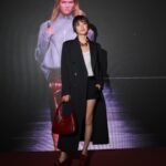 Juri Ueno Instagram - GUCCIの新クリエイティブ・ディレクター サバト・デ・サルノのデビューコレクション 「Gucci Ancora」。 一夜限りのスペシャルイベントに参加しました🥂 (※Ancora-もう一度、もっと、ファッションに恋をしよう) Rosso Ancoraカラーで彩られた国立競技場の屋内練習トラックで、コレクションの世界観を体感しました。 絶え間なく愛をもたらしてくれるファッションの魅力を再燃させたいというサバトの想いを提示しているのだそう。 スマートでシンプルな空間に、音楽と、エネルギッシュな赤いライトが天井を行き交っていて、ファッションへのワクワクする気持ちが高まりました🌟 身につけたローファーもタンクトップも、ショートパンツも、普段から好きなアイテムなので より一層グッと身近に感じつつ、サバトの拘りが詰まったテーラードコートは、やはり、とても素敵だと思いました！ #GucciAncora #GucciSS24 #PR @gucci @sabatods @sadaito @shotaro.ao @furuta_chiaki