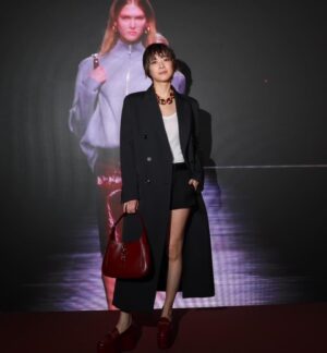 Juri Ueno Instagram - GUCCIの新クリエイティブ・ディレクター
サバト・デ・サルノのデビューコレクション
「Gucci Ancora」。
一夜限りのスペシャルイベントに参加しました🥂
(※Ancora-もう一度、もっと、ファッションに恋をしよう)
Rosso Ancoraカラーで彩られた国立競技場の屋内練習トラックで、コレクションの世界観を体感しました。
絶え間なく愛をもたらしてくれるファッションの魅力を再燃させたいというサバトの想いを提示しているのだそう。
スマートでシンプルな空間に、音楽と、エネルギッシュな赤いライトが天井を行き交っていて、ファッションへのワクワクする気持ちが高まりました🌟 
身につけたローファーもタンクトップも、ショートパンツも、普段から好きなアイテムなので
より一層グッと身近に感じつつ、サバトの拘りが詰まったテーラードコートは、やはり、とても素敵だと思いました！

 #GucciAncora #GucciSS24 #PR

@gucci @sabatods

@sadaito 
@shotaro.ao 
@furuta_chiaki