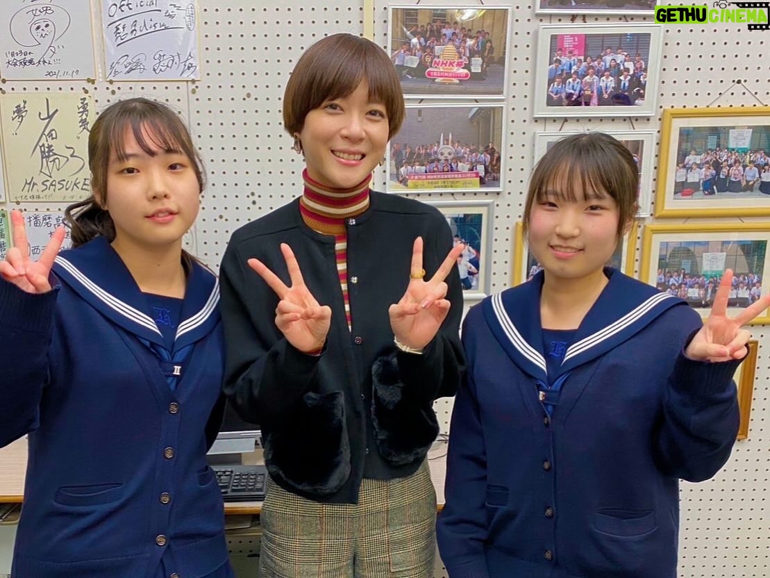 Juri Ueno Instagram - in KAKOGAWA 2024.2/4に初の「HIGH SCHOOL KEION CONCERT 」に、サプライズゲストで登壇した2日後、 2024.2.6に、地元「加古川」の「今」の魅力をたっぷりラジオで取材させていただきました! 東播磨高校は放送部が何度も全国優勝している素晴らしい実績があります。その放送室から録音させていただきました‼️😄 写真は放送部員の皆さん、🎤 軽音コンサートの司会を務めたお二人、🎸 たかみくらファームの牛塚さん、🥗 加古川ワインバルの店長さん、🍕 加古川の市長、岡田さん、 みとろフルーツパーク内、「FURERU」の皆さん、 「日本毛織」工場第一号店、「NIKKE」さん、 (Tui Kauriのメリノウールの洋服は、こちらのニッケさんで、お作りさせていただいてます。) ラジオで、加古川の楽しいお話聴いてください🌷 Audee や radico で聴けます😇 「juri's favorite note」 #jurisfavoritenote