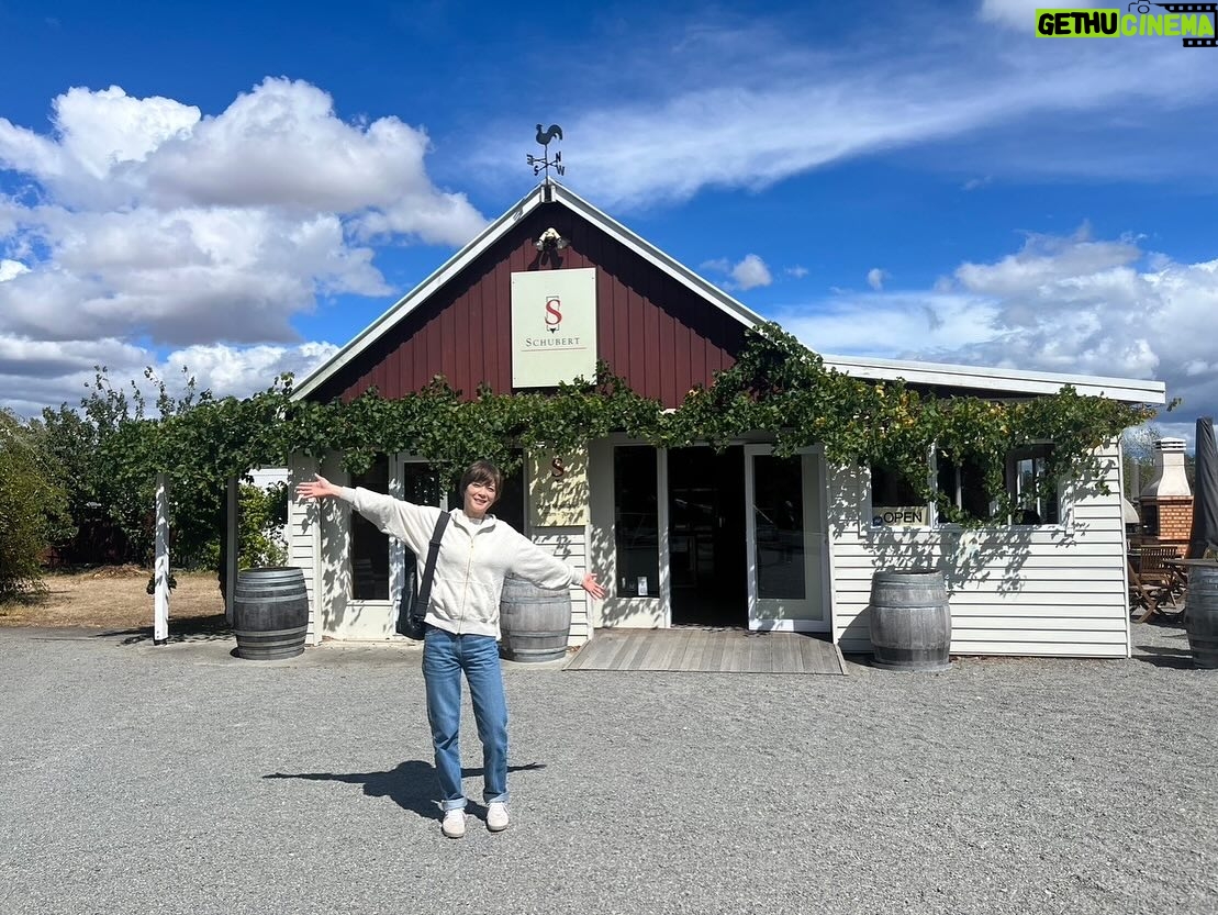 Juri Ueno Instagram - ウェリントンより南のワイナリー Martinborough(マーティンボロー) ナチュラルワイン、ピノに力を入れています。🍷 ワインをたくさん買ってしまった。。 1軒目(写真だと3.4枚目) 「Luna」(ルナ) @lunaestatewinery lunaestate.co.nz テイスティングをすればするほど、 深みにハマっていく。 最後に飲んだ赤ワインが、土を変えただけで 同じ作り方でも全然違う味わいになって とっても美味しかった。 一番最後にはデザートワイン的な白を飲みました。 甘すぎず、自然で美味しかった。 ボトルのラベルもNZのアーティスト🧑🎨が描いた鳥のモチーフだったりして毎年ジャケットが変わる。 店内にもキャンバスが飾られていてオシャレ✨ バス🚌で観光の団体さんが お食事とワインを外で楽しんでいて、最高の風景だった。 2軒目(写真だと5.6枚目) 「SCHUBERT」(シューベルト) @schubertwines schubert.co.nz のだめといえば、シューベルト。 何でお店の名前がシューベルト? と思いながら店内へ。 すると店員さんが、 ちょっとトムクルーズに似ていた。 ワインはどれも美味しい✨ ナチュラルワインだしね😋 個人で車で来られたお客様たちが2組と 私たちの試飲で、 お兄さんは忙しい。 なのに、とても落ち着いていて、 丁寧にワインへのこだわりを説明してくれました😊🍷 等身大の飾らない本音の感想もとても良い。 お兄さんのセレクトも順番も間違いなかった。 ピノ・ノワールも、ピノ・グリも、 美味しいんだって、ここに来て知った。 表には小さなリンゴがたくさん木に成って落ちていて、 とても自然と近い雰囲気で楽しかったです🍎🌳 lunaとshcubertは、 カジュアルワインで薄ウマな 最近流行りの味も見つかりますよ✨ 3軒目(写真だと1、2枚目) 「ATA RANGI」(アタランギ) @ata_rangi atarangi.co.nz こちらは予約制。 でも、試飲は無料🆓。 ワインは全て徹底的に管理されていて、 少しの気候変動で味も変わってくるので、 ワイン作りは手が抜けない。 この一年の流れを、 沢山話してくれました。 なので皆さんも質問したりと、 ここでしか聞けないお話を聞いてました。 着席スタイルで しっかり向き合う試飲タイム。 お客さんと生産者さんが、 直接会って、 目の前で飲んでる。 シンプルだけど強い。 それがいい。 全て受け止め合う。 いい意味で緊張感もある。 こちらのワインは正統派な印象で レストランの料理に合わせたら とても良いだろうなぁ。と、 ちょっとフォーマルなイメージを浮かべました😌 帰り道の遅めのランチ 「COOL CANGE」(クール チェンジ) @coolchange.bar_eatery 帰りに何となく直感で入ったお店。 すると店内がとっても可愛い内装で。。 料理も美味しい🌮🤤 特に、カラマリ(スティック状のイカのフライ) が柔らかくて美味しかった。 またまた夫を被写体に写真を。 インテリアが唱さん好みの ミッドセンチュリーだったりして、 メニューが届くまで店内を見て回った。 こちらのお店でも、 1番のおすすめは この地方のオリジナルワイン🍷 頼んだら、すごくまろやかで、 ウッディで深みがあるのにタンニンは軽く、 バニラのような香り。満足の締めの一杯でした👏 好きなものを とことん追求して 表現する それを体感できた。 マーティンボロー、ありがとう!