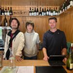 Juri Ueno Instagram - ウェリントンより南のワイナリー Martinborough（マーティンボロー） ナチュラルワイン、ピノに力を入れています。🍷 ワインをたくさん買ってしまった。。 １軒目（写真だと3.4枚目） 「Luna」（ルナ） @lunaestatewinery lunaestate.co.nz テイスティングをすればするほど、 深みにハマっていく。 最後に飲んだ赤ワインが、土を変えただけで 同じ作り方でも全然違う味わいになって とっても美味しかった。 一番最後にはデザートワイン的な白を飲みました。 甘すぎず、自然で美味しかった。 ボトルのラベルもNZのアーティスト🧑‍🎨が描いた鳥のモチーフだったりして毎年ジャケットが変わる。 店内にもキャンバスが飾られていてオシャレ✨ バス🚌で観光の団体さんが お食事とワインを外で楽しんでいて、最高の風景だった。 2軒目（写真だと5.6枚目） 「SCHUBERT」（シューベルト） @schubertwines schubert.co.nz のだめといえば、シューベルト。 何でお店の名前がシューベルト？ と思いながら店内へ。 すると店員さんが、 ちょっとトムクルーズに似ていた。 ワインはどれも美味しい✨ ナチュラルワインだしね😋 個人で車で来られたお客様たちが2組と 私たちの試飲で、 お兄さんは忙しい。 なのに、とても落ち着いていて、 丁寧にワインへのこだわりを説明してくれました😊🍷 等身大の飾らない本音の感想もとても良い。 お兄さんのセレクトも順番も間違いなかった。 ピノ・ノワールも、ピノ・グリも、 美味しいんだって、ここに来て知った。 表には小さなリンゴがたくさん木に成って落ちていて、 とても自然と近い雰囲気で楽しかったです🍎🌳 lunaとshcubertは、 カジュアルワインで薄ウマな 最近流行りの味も見つかりますよ✨ 3軒目（写真だと１、2枚目） 「ATA RANGI」（アタランギ） @ata_rangi atarangi.co.nz こちらは予約制。 でも、試飲は無料🆓。 ワインは全て徹底的に管理されていて、 少しの気候変動で味も変わってくるので、 ワイン作りは手が抜けない。 この一年の流れを、 沢山話してくれました。 なので皆さんも質問したりと、 ここでしか聞けないお話を聞いてました。 着席スタイルで しっかり向き合う試飲タイム。 お客さんと生産者さんが、 直接会って、 目の前で飲んでる。 シンプルだけど強い。 それがいい。 全て受け止め合う。 いい意味で緊張感もある。 こちらのワインは正統派な印象で レストランの料理に合わせたら とても良いだろうなぁ。と、 ちょっとフォーマルなイメージを浮かべました😌 帰り道の遅めのランチ 「COOL CANGE」（クール チェンジ） @coolchange.bar_eatery 帰りに何となく直感で入ったお店。 すると店内がとっても可愛い内装で。。 料理も美味しい🌮🤤 特に、カラマリ（スティック状のイカのフライ） が柔らかくて美味しかった。 またまた夫を被写体に写真を。 インテリアが唱さん好みの ミッドセンチュリーだったりして、 メニューが届くまで店内を見て回った。 こちらのお店でも、 1番のおすすめは この地方のオリジナルワイン🍷 頼んだら、すごくまろやかで、 ウッディで深みがあるのにタンニンは軽く、 バニラのような香り。満足の締めの一杯でした👏 好きなものを とことん追求して 表現する それを体感できた。 マーティンボロー、ありがとう！