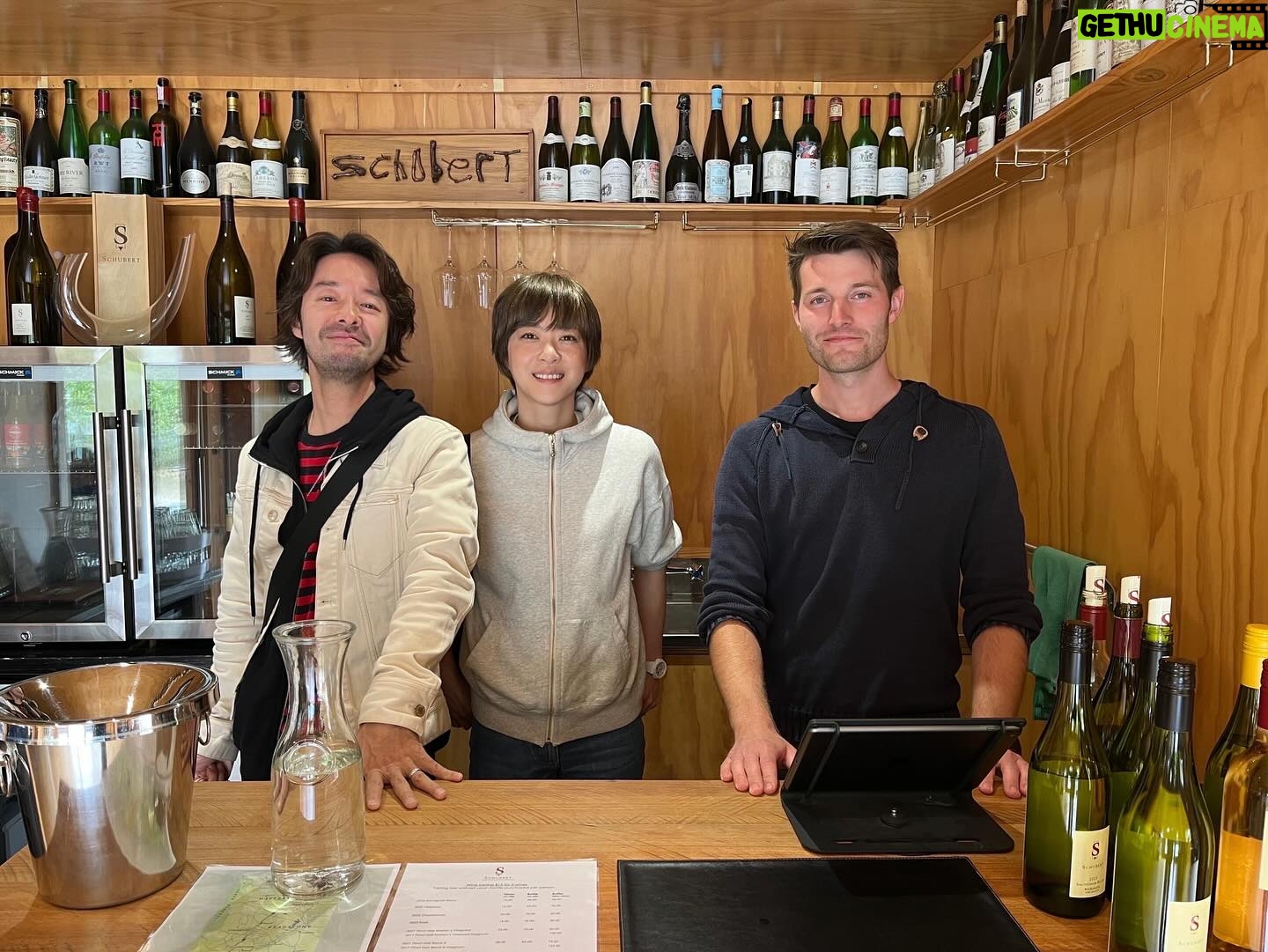 Juri Ueno Instagram - ウェリントンより南のワイナリー Martinborough(マーティンボロー) ナチュラルワイン、ピノに力を入れています。🍷 ワインをたくさん買ってしまった。。 1軒目(写真だと3.4枚目) 「Luna」(ルナ) @lunaestatewinery lunaestate.co.nz テイスティングをすればするほど、 深みにハマっていく。 最後に飲んだ赤ワインが、土を変えただけで 同じ作り方でも全然違う味わいになって とっても美味しかった。 一番最後にはデザートワイン的な白を飲みました。 甘すぎず、自然で美味しかった。 ボトルのラベルもNZのアーティスト🧑🎨が描いた鳥のモチーフだったりして毎年ジャケットが変わる。 店内にもキャンバスが飾られていてオシャレ✨ バス🚌で観光の団体さんが お食事とワインを外で楽しんでいて、最高の風景だった。 2軒目(写真だと5.6枚目) 「SCHUBERT」(シューベルト) @schubertwines schubert.co.nz のだめといえば、シューベルト。 何でお店の名前がシューベルト? と思いながら店内へ。 すると店員さんが、 ちょっとトムクルーズに似ていた。 ワインはどれも美味しい✨ ナチュラルワインだしね😋 個人で車で来られたお客様たちが2組と 私たちの試飲で、 お兄さんは忙しい。 なのに、とても落ち着いていて、 丁寧にワインへのこだわりを説明してくれました😊🍷 等身大の飾らない本音の感想もとても良い。 お兄さんのセレクトも順番も間違いなかった。 ピノ・ノワールも、ピノ・グリも、 美味しいんだって、ここに来て知った。 表には小さなリンゴがたくさん木に成って落ちていて、 とても自然と近い雰囲気で楽しかったです🍎🌳 lunaとshcubertは、 カジュアルワインで薄ウマな 最近流行りの味も見つかりますよ✨ 3軒目(写真だと1、2枚目) 「ATA RANGI」(アタランギ) @ata_rangi atarangi.co.nz こちらは予約制。 でも、試飲は無料🆓。 ワインは全て徹底的に管理されていて、 少しの気候変動で味も変わってくるので、 ワイン作りは手が抜けない。 この一年の流れを、 沢山話してくれました。 なので皆さんも質問したりと、 ここでしか聞けないお話を聞いてました。 着席スタイルで しっかり向き合う試飲タイム。 お客さんと生産者さんが、 直接会って、 目の前で飲んでる。 シンプルだけど強い。 それがいい。 全て受け止め合う。 いい意味で緊張感もある。 こちらのワインは正統派な印象で レストランの料理に合わせたら とても良いだろうなぁ。と、 ちょっとフォーマルなイメージを浮かべました😌 帰り道の遅めのランチ 「COOL CANGE」(クール チェンジ) @coolchange.bar_eatery 帰りに何となく直感で入ったお店。 すると店内がとっても可愛い内装で。。 料理も美味しい🌮🤤 特に、カラマリ(スティック状のイカのフライ) が柔らかくて美味しかった。 またまた夫を被写体に写真を。 インテリアが唱さん好みの ミッドセンチュリーだったりして、 メニューが届くまで店内を見て回った。 こちらのお店でも、 1番のおすすめは この地方のオリジナルワイン🍷 頼んだら、すごくまろやかで、 ウッディで深みがあるのにタンニンは軽く、 バニラのような香り。満足の締めの一杯でした👏 好きなものを とことん追求して 表現する それを体感できた。 マーティンボロー、ありがとう!