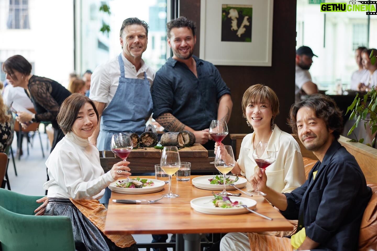 Juri Ueno Instagram - #auckland にある レストラン「Ahi.」(アヒ) @ahirestaurant フィガロ📚 @madamefigarojapon で 平野由紀子さん @8yukiko76hirano と ランチを堪能させていただきました!🥂🌹 平野さんは、ワインとのペアリングだったり お料理の感想が弾んで、 初対面でしたが充実のひとときを 過ごさせていただきました🥳 ニュージーランドといえば 先住民族マオリ。 マオリの伝統料理「ハンギ」は、 土の中で低温調理をするのです。 もちろん高層階である このレストランでは さすがの BEN シェフも 土はないので作れません。 しかし! それを見事に再現した料理が、 目の前に現れた!! なんと、今日のために、 外で、土に包んで低温調理した豚肉を こちらのレストランで丁寧に温め直し、 ハンギ料理のお話をしながら、 お皿に盛り付けて下さいました🍽️✨ (写真10枚目、動画に写っている 黒い筒のものがハンギ料理です。) 帰りの飛行機では、 BENシェフの番組、 素材を巡る旅を8話全て観賞📺✈️ 海では釣り🎣山では狩り🦘 畑🥬や、きのこ栽培🍄🟫など、 自らニュージーランド中を駆け巡って、 循環を考えた素材の選び方、美しい調理法。 とても楽しく拝見しました!😄 とても有名なシェフだったんだなぁとしみじみ。😌 (機内で写ってるNZのクラフトビール🍺 アーティーチョークの上に Kiwi birdが乗ってるのわかりますか?🥝🐤) 全ての料理が、鮮度抜群で、 味はナチュラルでフレッシュ🌿 生き生きとしている料理に、 ニュージーランドの恵みをいただいている 感謝が溢れました🙏🌳 オープンキッチンの活気溢れる厨房にも、 お忙しい中、 見学させていただき、 「Ahi.」の皆様、 大変お世話になりました! 皆さんも、ぜひオークランドへ行くときは レストラン「Ahi.」にて、 ニュージーランドを堪能されてはいかがでしょうか。。 @purenewzealand @sadaito @shotaro.ao @furuta_chiaki