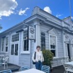 Juri Ueno Instagram - ウェリントンより南のワイナリー Martinborough（マーティンボロー） ナチュラルワイン、ピノに力を入れています。🍷 ワインをたくさん買ってしまった。。 １軒目（写真だと3.4枚目） 「Luna」（ルナ） @lunaestatewinery lunaestate.co.nz テイスティングをすればするほど、 深みにハマっていく。 最後に飲んだ赤ワインが、土を変えただけで 同じ作り方でも全然違う味わいになって とっても美味しかった。 一番最後にはデザートワイン的な白を飲みました。 甘すぎず、自然で美味しかった。 ボトルのラベルもNZのアーティスト🧑‍🎨が描いた鳥のモチーフだったりして毎年ジャケットが変わる。 店内にもキャンバスが飾られていてオシャレ✨ バス🚌で観光の団体さんが お食事とワインを外で楽しんでいて、最高の風景だった。 2軒目（写真だと5.6枚目） 「SCHUBERT」（シューベルト） @schubertwines schubert.co.nz のだめといえば、シューベルト。 何でお店の名前がシューベルト？ と思いながら店内へ。 すると店員さんが、 ちょっとトムクルーズに似ていた。 ワインはどれも美味しい✨ ナチュラルワインだしね😋 個人で車で来られたお客様たちが2組と 私たちの試飲で、 お兄さんは忙しい。 なのに、とても落ち着いていて、 丁寧にワインへのこだわりを説明してくれました😊🍷 等身大の飾らない本音の感想もとても良い。 お兄さんのセレクトも順番も間違いなかった。 ピノ・ノワールも、ピノ・グリも、 美味しいんだって、ここに来て知った。 表には小さなリンゴがたくさん木に成って落ちていて、 とても自然と近い雰囲気で楽しかったです🍎🌳 lunaとshcubertは、 カジュアルワインで薄ウマな 最近流行りの味も見つかりますよ✨ 3軒目（写真だと１、2枚目） 「ATA RANGI」（アタランギ） @ata_rangi atarangi.co.nz こちらは予約制。 でも、試飲は無料🆓。 ワインは全て徹底的に管理されていて、 少しの気候変動で味も変わってくるので、 ワイン作りは手が抜けない。 この一年の流れを、 沢山話してくれました。 なので皆さんも質問したりと、 ここでしか聞けないお話を聞いてました。 着席スタイルで しっかり向き合う試飲タイム。 お客さんと生産者さんが、 直接会って、 目の前で飲んでる。 シンプルだけど強い。 それがいい。 全て受け止め合う。 いい意味で緊張感もある。 こちらのワインは正統派な印象で レストランの料理に合わせたら とても良いだろうなぁ。と、 ちょっとフォーマルなイメージを浮かべました😌 帰り道の遅めのランチ 「COOL CANGE」（クール チェンジ） @coolchange.bar_eatery 帰りに何となく直感で入ったお店。 すると店内がとっても可愛い内装で。。 料理も美味しい🌮🤤 特に、カラマリ（スティック状のイカのフライ） が柔らかくて美味しかった。 またまた夫を被写体に写真を。 インテリアが唱さん好みの ミッドセンチュリーだったりして、 メニューが届くまで店内を見て回った。 こちらのお店でも、 1番のおすすめは この地方のオリジナルワイン🍷 頼んだら、すごくまろやかで、 ウッディで深みがあるのにタンニンは軽く、 バニラのような香り。満足の締めの一杯でした👏 好きなものを とことん追求して 表現する それを体感できた。 マーティンボロー、ありがとう！