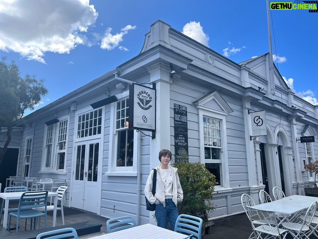 Juri Ueno Instagram - ウェリントンより南のワイナリー Martinborough(マーティンボロー) ナチュラルワイン、ピノに力を入れています。🍷 ワインをたくさん買ってしまった。。 1軒目(写真だと3.4枚目) 「Luna」(ルナ) @lunaestatewinery lunaestate.co.nz テイスティングをすればするほど、 深みにハマっていく。 最後に飲んだ赤ワインが、土を変えただけで 同じ作り方でも全然違う味わいになって とっても美味しかった。 一番最後にはデザートワイン的な白を飲みました。 甘すぎず、自然で美味しかった。 ボトルのラベルもNZのアーティスト🧑🎨が描いた鳥のモチーフだったりして毎年ジャケットが変わる。 店内にもキャンバスが飾られていてオシャレ✨ バス🚌で観光の団体さんが お食事とワインを外で楽しんでいて、最高の風景だった。 2軒目(写真だと5.6枚目) 「SCHUBERT」(シューベルト) @schubertwines schubert.co.nz のだめといえば、シューベルト。 何でお店の名前がシューベルト? と思いながら店内へ。 すると店員さんが、 ちょっとトムクルーズに似ていた。 ワインはどれも美味しい✨ ナチュラルワインだしね😋 個人で車で来られたお客様たちが2組と 私たちの試飲で、 お兄さんは忙しい。 なのに、とても落ち着いていて、 丁寧にワインへのこだわりを説明してくれました😊🍷 等身大の飾らない本音の感想もとても良い。 お兄さんのセレクトも順番も間違いなかった。 ピノ・ノワールも、ピノ・グリも、 美味しいんだって、ここに来て知った。 表には小さなリンゴがたくさん木に成って落ちていて、 とても自然と近い雰囲気で楽しかったです🍎🌳 lunaとshcubertは、 カジュアルワインで薄ウマな 最近流行りの味も見つかりますよ✨ 3軒目(写真だと1、2枚目) 「ATA RANGI」(アタランギ) @ata_rangi atarangi.co.nz こちらは予約制。 でも、試飲は無料🆓。 ワインは全て徹底的に管理されていて、 少しの気候変動で味も変わってくるので、 ワイン作りは手が抜けない。 この一年の流れを、 沢山話してくれました。 なので皆さんも質問したりと、 ここでしか聞けないお話を聞いてました。 着席スタイルで しっかり向き合う試飲タイム。 お客さんと生産者さんが、 直接会って、 目の前で飲んでる。 シンプルだけど強い。 それがいい。 全て受け止め合う。 いい意味で緊張感もある。 こちらのワインは正統派な印象で レストランの料理に合わせたら とても良いだろうなぁ。と、 ちょっとフォーマルなイメージを浮かべました😌 帰り道の遅めのランチ 「COOL CANGE」(クール チェンジ) @coolchange.bar_eatery 帰りに何となく直感で入ったお店。 すると店内がとっても可愛い内装で。。 料理も美味しい🌮🤤 特に、カラマリ(スティック状のイカのフライ) が柔らかくて美味しかった。 またまた夫を被写体に写真を。 インテリアが唱さん好みの ミッドセンチュリーだったりして、 メニューが届くまで店内を見て回った。 こちらのお店でも、 1番のおすすめは この地方のオリジナルワイン🍷 頼んだら、すごくまろやかで、 ウッディで深みがあるのにタンニンは軽く、 バニラのような香り。満足の締めの一杯でした👏 好きなものを とことん追求して 表現する それを体感できた。 マーティンボロー、ありがとう!