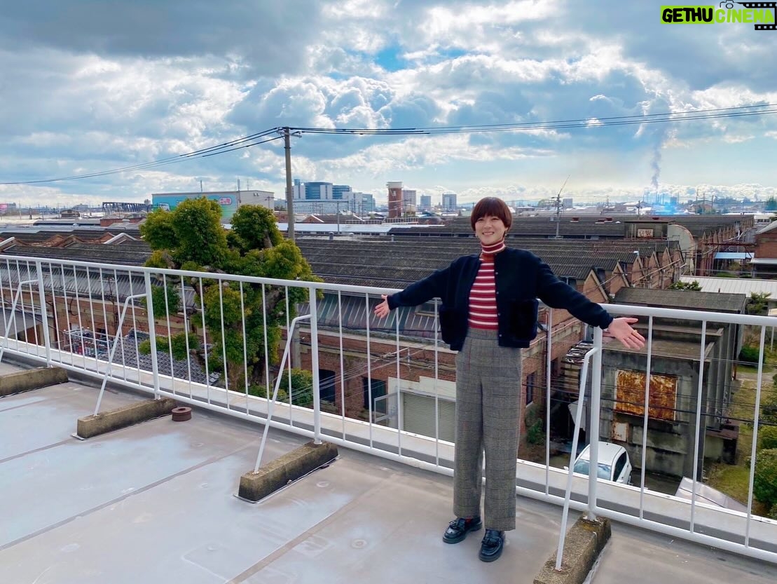 Juri Ueno Instagram - in KAKOGAWA 2024.2/4に初の「HIGH SCHOOL KEION CONCERT 」に、サプライズゲストで登壇した2日後、 2024.2.6に、地元「加古川」の「今」の魅力をたっぷりラジオで取材させていただきました! 東播磨高校は放送部が何度も全国優勝している素晴らしい実績があります。その放送室から録音させていただきました‼️😄 写真は放送部員の皆さん、🎤 軽音コンサートの司会を務めたお二人、🎸 たかみくらファームの牛塚さん、🥗 加古川ワインバルの店長さん、🍕 加古川の市長、岡田さん、 みとろフルーツパーク内、「FURERU」の皆さん、 「日本毛織」工場第一号店、「NIKKE」さん、 (Tui Kauriのメリノウールの洋服は、こちらのニッケさんで、お作りさせていただいてます。) ラジオで、加古川の楽しいお話聴いてください🌷 Audee や radico で聴けます😇 「juri's favorite note」 #jurisfavoritenote