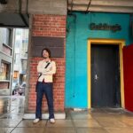 Juri Ueno Instagram - 昨日アップした @shellybaybakeronleeds の左隣のバル、 「golding's」 （ゴールディングス） @goldingsfd カラフルでフォトジェニックなので、 思わず夫を被写体にパシャリ📸 店内もネオンがカラフルでキレイですね💡 ビールはクラフトビールのサーバーで お好きなものを🍺😊 「Hazy Pale Ale」を初めて頼みました。 それ以来 NZでビールを飲む時は 同じものをずっと飲んでました！ NZオリジナルクラフトビールで 割とどこでも頼めるので 見かけたらトライしてみて下さいね🍻 天井を見上げるとまるで宇宙空間🚀🪐 オーナーは、きっとスターウォーズ好きに違いない🛸 唱さんの好きなビンテージのカラフルライトと、 スターウォーズのフィギュアたち。 きっとオーナーと話したら、会話が弾んだ事でしょう。 唱さんがビールを飲んでいる横顔の写真の左上に、 スキー板で作られた屋根見えますか？🥳 こういった一つ一つが、 個性が溢れていて、アーティスティックで 空間に充満している愛を感じられて楽しかったです！ ラストの一枚は、 「Fortune Favours Beer」 （一枚しかなくてすみません😅） @fortunefavoursnz 私が試した一杯は、 Gold Kiwiのフレーバーがするもの🍺 その名も確か、「Gold Kiwi」🥝 とってもNZのオリジナリティを感じられて幸せでした😆 この旅で、1番印象に残ったビールです🍻 他のバルに行ったら探すのですが、 こちらのお店にしかありませんでした。 このお店は醸造しているタンクが、 カウンターの左横や後ろにずらりとあって、 （写真の左写ってませんが。 あと紫に光るガラスの部屋にたくさんタンクが） それがサーバーに繋がってるのか フォースがたくさん伸びていました😳 その規模と数はNZ でもトップクラスなのでは✨ 見た事ない規模感でした🙌 そして2階は、雰囲気がガラリと変わって、 陽を感じられる自然光の広い空間です☀️ 明日は、まだ上げていなかった、 ウェリントン、最終日に行ったレストラン🍽️や、 意外な、その他諸々をアップします。 @purenewzealand