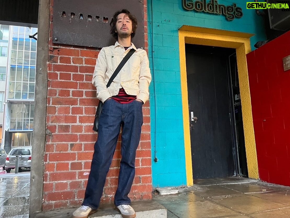 Juri Ueno Instagram - 昨日アップした @shellybaybakeronleeds の左隣のバル、 「golding's」 (ゴールディングス) @goldingsfd カラフルでフォトジェニックなので、 思わず夫を被写体にパシャリ📸 店内もネオンがカラフルでキレイですね💡 ビールはクラフトビールのサーバーで お好きなものを🍺😊 「Hazy Pale Ale」を初めて頼みました。 それ以来 NZでビールを飲む時は 同じものをずっと飲んでました! NZオリジナルクラフトビールで 割とどこでも頼めるので 見かけたらトライしてみて下さいね🍻 天井を見上げるとまるで宇宙空間🚀🪐 オーナーは、きっとスターウォーズ好きに違いない🛸 唱さんの好きなビンテージのカラフルライトと、 スターウォーズのフィギュアたち。 きっとオーナーと話したら、会話が弾んだ事でしょう。 唱さんがビールを飲んでいる横顔の写真の左上に、 スキー板で作られた屋根見えますか?🥳 こういった一つ一つが、 個性が溢れていて、アーティスティックで 空間に充満している愛を感じられて楽しかったです! ラストの一枚は、 「Fortune Favours Beer」 (一枚しかなくてすみません😅) @fortunefavoursnz 私が試した一杯は、 Gold Kiwiのフレーバーがするもの🍺 その名も確か、「Gold Kiwi」🥝 とってもNZのオリジナリティを感じられて幸せでした😆 この旅で、1番印象に残ったビールです🍻 他のバルに行ったら探すのですが、 こちらのお店にしかありませんでした。 このお店は醸造しているタンクが、 カウンターの左横や後ろにずらりとあって、 (写真の左写ってませんが。 あと紫に光るガラスの部屋にたくさんタンクが) それがサーバーに繋がってるのか フォースがたくさん伸びていました😳 その規模と数はNZ でもトップクラスなのでは✨ 見た事ない規模感でした🙌 そして2階は、雰囲気がガラリと変わって、 陽を感じられる自然光の広い空間です☀️ 明日は、まだ上げていなかった、 ウェリントン、最終日に行ったレストラン🍽️や、 意外な、その他諸々をアップします。 @purenewzealand