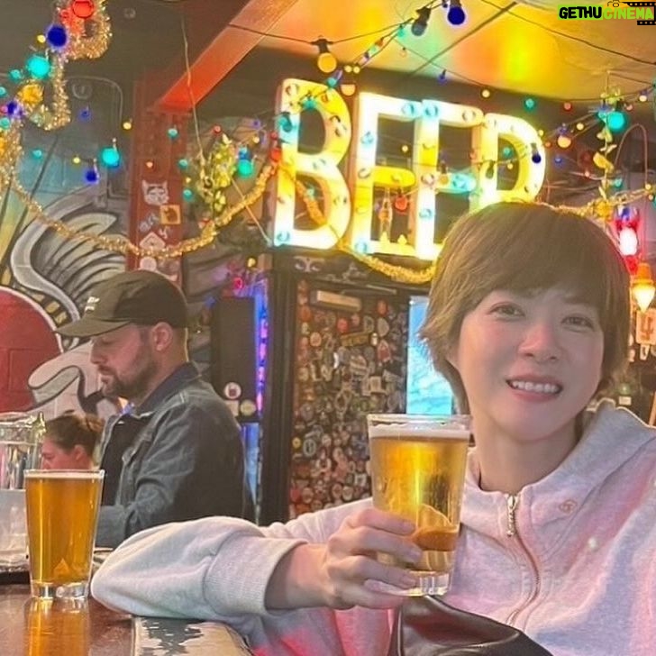 Juri Ueno Instagram - 昨日アップした @shellybaybakeronleeds の左隣のバル、 「golding's」 (ゴールディングス) @goldingsfd カラフルでフォトジェニックなので、 思わず夫を被写体にパシャリ📸 店内もネオンがカラフルでキレイですね💡 ビールはクラフトビールのサーバーで お好きなものを🍺😊 「Hazy Pale Ale」を初めて頼みました。 それ以来 NZでビールを飲む時は 同じものをずっと飲んでました! NZオリジナルクラフトビールで 割とどこでも頼めるので 見かけたらトライしてみて下さいね🍻 天井を見上げるとまるで宇宙空間🚀🪐 オーナーは、きっとスターウォーズ好きに違いない🛸 唱さんの好きなビンテージのカラフルライトと、 スターウォーズのフィギュアたち。 きっとオーナーと話したら、会話が弾んだ事でしょう。 唱さんがビールを飲んでいる横顔の写真の左上に、 スキー板で作られた屋根見えますか?🥳 こういった一つ一つが、 個性が溢れていて、アーティスティックで 空間に充満している愛を感じられて楽しかったです! ラストの一枚は、 「Fortune Favours Beer」 (一枚しかなくてすみません😅) @fortunefavoursnz 私が試した一杯は、 Gold Kiwiのフレーバーがするもの🍺 その名も確か、「Gold Kiwi」🥝 とってもNZのオリジナリティを感じられて幸せでした😆 この旅で、1番印象に残ったビールです🍻 他のバルに行ったら探すのですが、 こちらのお店にしかありませんでした。 このお店は醸造しているタンクが、 カウンターの左横や後ろにずらりとあって、 (写真の左写ってませんが。 あと紫に光るガラスの部屋にたくさんタンクが) それがサーバーに繋がってるのか フォースがたくさん伸びていました😳 その規模と数はNZ でもトップクラスなのでは✨ 見た事ない規模感でした🙌 そして2階は、雰囲気がガラリと変わって、 陽を感じられる自然光の広い空間です☀️ 明日は、まだ上げていなかった、 ウェリントン、最終日に行ったレストラン🍽️や、 意外な、その他諸々をアップします。 @purenewzealand