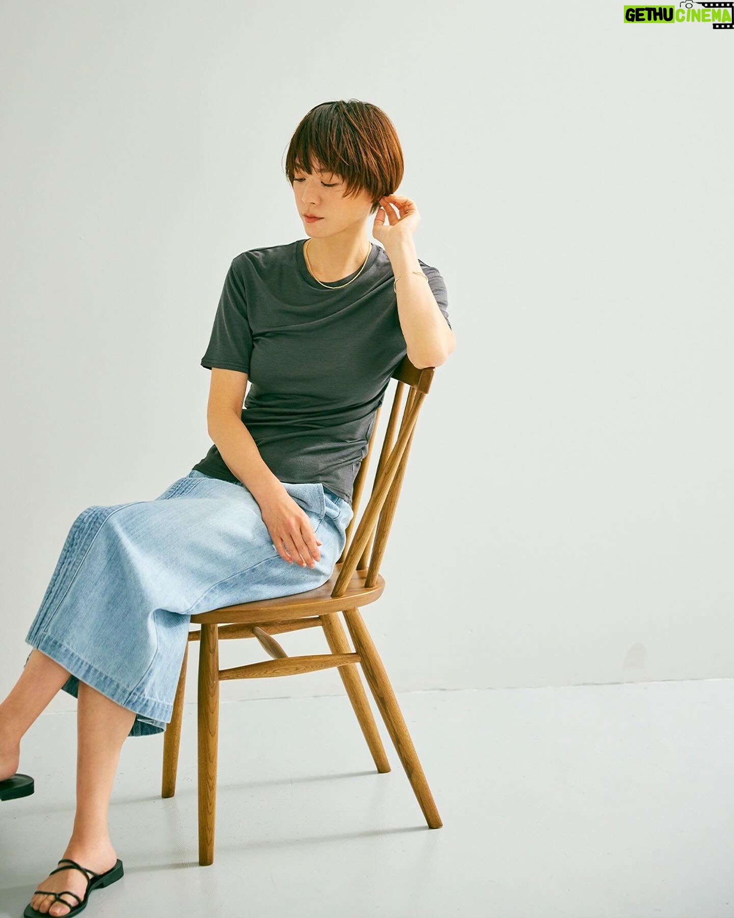 Juri Ueno Instagram - @beigecomma @tuikauri_official @_juri_art_ st シルクフライスのTシャツもあります🌴 ライム色は、 オーガニックスビンコットンTシャツも🍋☀️ オンワードのオンラインショップで、チェックしてみて下さいね❣️ insta live 2/15.20:00- 👋🍃 makeup @seeeke0810 photos makeup @sadaito hairstylist @shotaro.ao