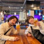 Juri Ueno Instagram - 昨日アップした @shellybaybakeronleeds の左隣のバル、 「golding's」 （ゴールディングス） @goldingsfd カラフルでフォトジェニックなので、 思わず夫を被写体にパシャリ📸 店内もネオンがカラフルでキレイですね💡 ビールはクラフトビールのサーバーで お好きなものを🍺😊 「Hazy Pale Ale」を初めて頼みました。 それ以来 NZでビールを飲む時は 同じものをずっと飲んでました！ NZオリジナルクラフトビールで 割とどこでも頼めるので 見かけたらトライしてみて下さいね🍻 天井を見上げるとまるで宇宙空間🚀🪐 オーナーは、きっとスターウォーズ好きに違いない🛸 唱さんの好きなビンテージのカラフルライトと、 スターウォーズのフィギュアたち。 きっとオーナーと話したら、会話が弾んだ事でしょう。 唱さんがビールを飲んでいる横顔の写真の左上に、 スキー板で作られた屋根見えますか？🥳 こういった一つ一つが、 個性が溢れていて、アーティスティックで 空間に充満している愛を感じられて楽しかったです！ ラストの一枚は、 「Fortune Favours Beer」 （一枚しかなくてすみません😅） @fortunefavoursnz 私が試した一杯は、 Gold Kiwiのフレーバーがするもの🍺 その名も確か、「Gold Kiwi」🥝 とってもNZのオリジナリティを感じられて幸せでした😆 この旅で、1番印象に残ったビールです🍻 他のバルに行ったら探すのですが、 こちらのお店にしかありませんでした。 このお店は醸造しているタンクが、 カウンターの左横や後ろにずらりとあって、 （写真の左写ってませんが。 あと紫に光るガラスの部屋にたくさんタンクが） それがサーバーに繋がってるのか フォースがたくさん伸びていました😳 その規模と数はNZ でもトップクラスなのでは✨ 見た事ない規模感でした🙌 そして2階は、雰囲気がガラリと変わって、 陽を感じられる自然光の広い空間です☀️ 明日は、まだ上げていなかった、 ウェリントン、最終日に行ったレストラン🍽️や、 意外な、その他諸々をアップします。 @purenewzealand