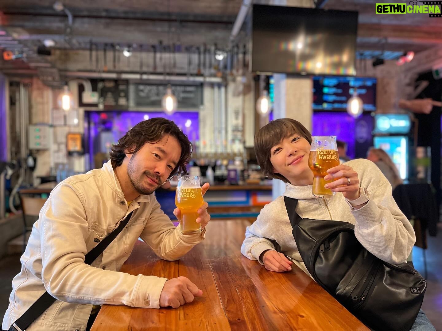 Juri Ueno Instagram - 昨日アップした @shellybaybakeronleeds の左隣のバル、 「golding's」 (ゴールディングス) @goldingsfd カラフルでフォトジェニックなので、 思わず夫を被写体にパシャリ📸 店内もネオンがカラフルでキレイですね💡 ビールはクラフトビールのサーバーで お好きなものを🍺😊 「Hazy Pale Ale」を初めて頼みました。 それ以来 NZでビールを飲む時は 同じものをずっと飲んでました! NZオリジナルクラフトビールで 割とどこでも頼めるので 見かけたらトライしてみて下さいね🍻 天井を見上げるとまるで宇宙空間🚀🪐 オーナーは、きっとスターウォーズ好きに違いない🛸 唱さんの好きなビンテージのカラフルライトと、 スターウォーズのフィギュアたち。 きっとオーナーと話したら、会話が弾んだ事でしょう。 唱さんがビールを飲んでいる横顔の写真の左上に、 スキー板で作られた屋根見えますか?🥳 こういった一つ一つが、 個性が溢れていて、アーティスティックで 空間に充満している愛を感じられて楽しかったです! ラストの一枚は、 「Fortune Favours Beer」 (一枚しかなくてすみません😅) @fortunefavoursnz 私が試した一杯は、 Gold Kiwiのフレーバーがするもの🍺 その名も確か、「Gold Kiwi」🥝 とってもNZのオリジナリティを感じられて幸せでした😆 この旅で、1番印象に残ったビールです🍻 他のバルに行ったら探すのですが、 こちらのお店にしかありませんでした。 このお店は醸造しているタンクが、 カウンターの左横や後ろにずらりとあって、 (写真の左写ってませんが。 あと紫に光るガラスの部屋にたくさんタンクが) それがサーバーに繋がってるのか フォースがたくさん伸びていました😳 その規模と数はNZ でもトップクラスなのでは✨ 見た事ない規模感でした🙌 そして2階は、雰囲気がガラリと変わって、 陽を感じられる自然光の広い空間です☀️ 明日は、まだ上げていなかった、 ウェリントン、最終日に行ったレストラン🍽️や、 意外な、その他諸々をアップします。 @purenewzealand