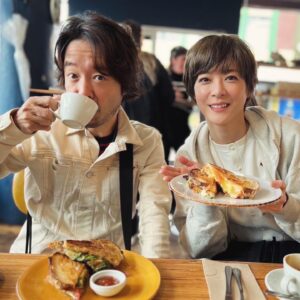 Juri Ueno Instagram - @swimsuitcoffee

↑最初の写真5枚（3日目の朝）は、
カフェ「SWIMSUIT」👙☕️🥪

通りの間のV字の広場にあるので、
行き交う車や歩く人達がガラス越しに見え、
目が覚めるような景色。

若い店員さんが朝から小さなカフェの中で、
パンを焼いたりコーヒーを入れたりして
スペースをフルに活用して賑わっていた✨

ホットサンドに付いているソースは
NZでよく見かける「チャツネ」。

マンゴーチャツネが多いみたいだけど、
ちょっとチリな感じもあって、
ケチャップよりも程よくフルーティでヘルシーで、
味はナチュラルなものってわかる感じ🥰

美味しぃ〜♪
素朴なメニューなのに
全ての素材のバランスが、
なぜこんなに美味しいのだろう。。

日本人の職人が握る寿司みたいなものか。 

ニュージーランドの得意分野なのだな。
その中でもウェリントンは
カフェもディナーも本当に全部美味しい🤤

お店の好みが出るのも
手作りチャツネの楽しみの１つ😋

店内のサウンドも、雰囲気も
フレッシュで少しアクティブになる感じでした😄

@shellybaybaker 
@shellybaybakeronleeds 

↑後の写真5枚
（2日目の朝、つまりウェリントン最初の朝）は、
カフェ「SHELLY BAY BAKER ON LEEDS」🥐🥖🥯

宿泊したホテル「Oaks」
@oaks_hotels から目と鼻の先。
（食べ歩くにはとても便利なホテルです👍）

隠れ家的路地に入って現れたカフェ☕️
焼きたてのベーグルとコーヒーは最高でした✨

わかりますか？
ベーコン🥓とサーモンでバンズが変えてあるんですよ♪

作りたてのベーグルをオーブンで
表面がサクッとするくらいまで温めてくれます😌

雰囲気も落ち着けるので
私達夫婦はもう一度行きたいと願ったほど。

店の左隣ではガラス張りで広い厨房が見え、
中でイケメンのお兄さん2人がせっせと
（程よくトークを楽しんでいて）
作ってくれているのがわかりました😆 

コーヒーはロングブラックか、
フラットホワイトがおすすめです。

NZでは、ロングブラック
（エスプレッソダブル）🫘🫗☕️と、
それに、お好みのミルクに変えた🫘🥛
「フラットホワイト」がやはり美味しい☕️🥯

（スペインではフラットホワイトはグランデじゃないと小さくなります🇪🇸☕︎）

明日は、バル特集かな？
実はこの、Shelly bay bakerの隣のバルが一番行きたかったバルなのです。🍻

お楽しみに🌸😊👋

@purenewzealand