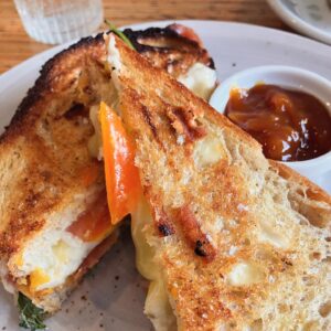 Juri Ueno Instagram - @swimsuitcoffee

↑最初の写真5枚（3日目の朝）は、
カフェ「SWIMSUIT」👙☕️🥪

通りの間のV字の広場にあるので、
行き交う車や歩く人達がガラス越しに見え、
目が覚めるような景色。

若い店員さんが朝から小さなカフェの中で、
パンを焼いたりコーヒーを入れたりして
スペースをフルに活用して賑わっていた✨

ホットサンドに付いているソースは
NZでよく見かける「チャツネ」。

マンゴーチャツネが多いみたいだけど、
ちょっとチリな感じもあって、
ケチャップよりも程よくフルーティでヘルシーで、
味はナチュラルなものってわかる感じ🥰

美味しぃ〜♪
素朴なメニューなのに
全ての素材のバランスが、
なぜこんなに美味しいのだろう。。

日本人の職人が握る寿司みたいなものか。 

ニュージーランドの得意分野なのだな。
その中でもウェリントンは
カフェもディナーも本当に全部美味しい🤤

お店の好みが出るのも
手作りチャツネの楽しみの１つ😋

店内のサウンドも、雰囲気も
フレッシュで少しアクティブになる感じでした😄

@shellybaybaker 
@shellybaybakeronleeds 

↑後の写真5枚
（2日目の朝、つまりウェリントン最初の朝）は、
カフェ「SHELLY BAY BAKER ON LEEDS」🥐🥖🥯

宿泊したホテル「Oaks」
@oaks_hotels から目と鼻の先。
（食べ歩くにはとても便利なホテルです👍）

隠れ家的路地に入って現れたカフェ☕️
焼きたてのベーグルとコーヒーは最高でした✨

わかりますか？
ベーコン🥓とサーモンでバンズが変えてあるんですよ♪

作りたてのベーグルをオーブンで
表面がサクッとするくらいまで温めてくれます😌

雰囲気も落ち着けるので
私達夫婦はもう一度行きたいと願ったほど。

店の左隣ではガラス張りで広い厨房が見え、
中でイケメンのお兄さん2人がせっせと
（程よくトークを楽しんでいて）
作ってくれているのがわかりました😆 

コーヒーはロングブラックか、
フラットホワイトがおすすめです。

NZでは、ロングブラック
（エスプレッソダブル）🫘🫗☕️と、
それに、お好みのミルクに変えた🫘🥛
「フラットホワイト」がやはり美味しい☕️🥯

（スペインではフラットホワイトはグランデじゃないと小さくなります🇪🇸☕︎）

明日は、バル特集かな？
実はこの、Shelly bay bakerの隣のバルが一番行きたかったバルなのです。🍻

お楽しみに🌸😊👋

@purenewzealand