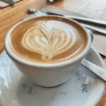 Juri Ueno Instagram - @swimsuitcoffee ↑最初の写真5枚（3日目の朝）は、 カフェ「SWIMSUIT」👙☕️🥪 通りの間のV字の広場にあるので、 行き交う車や歩く人達がガラス越しに見え、 目が覚めるような景色。 若い店員さんが朝から小さなカフェの中で、 パンを焼いたりコーヒーを入れたりして スペースをフルに活用して賑わっていた✨ ホットサンドに付いているソースは NZでよく見かける「チャツネ」。 マンゴーチャツネが多いみたいだけど、 ちょっとチリな感じもあって、 ケチャップよりも程よくフルーティでヘルシーで、 味はナチュラルなものってわかる感じ🥰 美味しぃ〜♪ 素朴なメニューなのに 全ての素材のバランスが、 なぜこんなに美味しいのだろう。。 日本人の職人が握る寿司みたいなものか。 ニュージーランドの得意分野なのだな。 その中でもウェリントンは カフェもディナーも本当に全部美味しい🤤 お店の好みが出るのも 手作りチャツネの楽しみの１つ😋 店内のサウンドも、雰囲気も フレッシュで少しアクティブになる感じでした😄 @shellybaybaker @shellybaybakeronleeds ↑後の写真5枚 （2日目の朝、つまりウェリントン最初の朝）は、 カフェ「SHELLY BAY BAKER ON LEEDS」🥐🥖🥯 宿泊したホテル「Oaks」 @oaks_hotels から目と鼻の先。 （食べ歩くにはとても便利なホテルです👍） 隠れ家的路地に入って現れたカフェ☕️ 焼きたてのベーグルとコーヒーは最高でした✨ わかりますか？ ベーコン🥓とサーモンでバンズが変えてあるんですよ♪ 作りたてのベーグルをオーブンで 表面がサクッとするくらいまで温めてくれます😌 雰囲気も落ち着けるので 私達夫婦はもう一度行きたいと願ったほど。 店の左隣ではガラス張りで広い厨房が見え、 中でイケメンのお兄さん2人がせっせと （程よくトークを楽しんでいて） 作ってくれているのがわかりました😆 コーヒーはロングブラックか、 フラットホワイトがおすすめです。 NZでは、ロングブラック （エスプレッソダブル）🫘🫗☕️と、 それに、お好みのミルクに変えた🫘🥛 「フラットホワイト」がやはり美味しい☕️🥯 （スペインではフラットホワイトはグランデじゃないと小さくなります🇪🇸☕︎） 明日は、バル特集かな？ 実はこの、Shelly bay bakerの隣のバルが一番行きたかったバルなのです。🍻 お楽しみに🌸😊👋 @purenewzealand