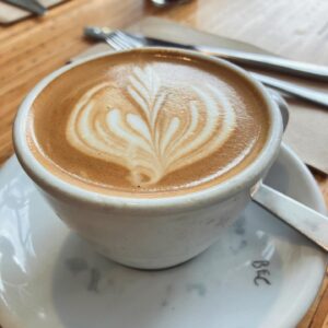 Juri Ueno Instagram - @swimsuitcoffee

↑最初の写真5枚（3日目の朝）は、
カフェ「SWIMSUIT」👙☕️🥪

通りの間のV字の広場にあるので、
行き交う車や歩く人達がガラス越しに見え、
目が覚めるような景色。

若い店員さんが朝から小さなカフェの中で、
パンを焼いたりコーヒーを入れたりして
スペースをフルに活用して賑わっていた✨

ホットサンドに付いているソースは
NZでよく見かける「チャツネ」。

マンゴーチャツネが多いみたいだけど、
ちょっとチリな感じもあって、
ケチャップよりも程よくフルーティでヘルシーで、
味はナチュラルなものってわかる感じ🥰

美味しぃ〜♪
素朴なメニューなのに
全ての素材のバランスが、
なぜこんなに美味しいのだろう。。

日本人の職人が握る寿司みたいなものか。 

ニュージーランドの得意分野なのだな。
その中でもウェリントンは
カフェもディナーも本当に全部美味しい🤤

お店の好みが出るのも
手作りチャツネの楽しみの１つ😋

店内のサウンドも、雰囲気も
フレッシュで少しアクティブになる感じでした😄

@shellybaybaker 
@shellybaybakeronleeds 

↑後の写真5枚
（2日目の朝、つまりウェリントン最初の朝）は、
カフェ「SHELLY BAY BAKER ON LEEDS」🥐🥖🥯

宿泊したホテル「Oaks」
@oaks_hotels から目と鼻の先。
（食べ歩くにはとても便利なホテルです👍）

隠れ家的路地に入って現れたカフェ☕️
焼きたてのベーグルとコーヒーは最高でした✨

わかりますか？
ベーコン🥓とサーモンでバンズが変えてあるんですよ♪

作りたてのベーグルをオーブンで
表面がサクッとするくらいまで温めてくれます😌

雰囲気も落ち着けるので
私達夫婦はもう一度行きたいと願ったほど。

店の左隣ではガラス張りで広い厨房が見え、
中でイケメンのお兄さん2人がせっせと
（程よくトークを楽しんでいて）
作ってくれているのがわかりました😆 

コーヒーはロングブラックか、
フラットホワイトがおすすめです。

NZでは、ロングブラック
（エスプレッソダブル）🫘🫗☕️と、
それに、お好みのミルクに変えた🫘🥛
「フラットホワイト」がやはり美味しい☕️🥯

（スペインではフラットホワイトはグランデじゃないと小さくなります🇪🇸☕︎）

明日は、バル特集かな？
実はこの、Shelly bay bakerの隣のバルが一番行きたかったバルなのです。🍻

お楽しみに🌸😊👋

@purenewzealand