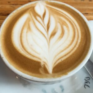 Juri Ueno Instagram - @swimsuitcoffee

↑最初の写真5枚（3日目の朝）は、
カフェ「SWIMSUIT」👙☕️🥪

通りの間のV字の広場にあるので、
行き交う車や歩く人達がガラス越しに見え、
目が覚めるような景色。

若い店員さんが朝から小さなカフェの中で、
パンを焼いたりコーヒーを入れたりして
スペースをフルに活用して賑わっていた✨

ホットサンドに付いているソースは
NZでよく見かける「チャツネ」。

マンゴーチャツネが多いみたいだけど、
ちょっとチリな感じもあって、
ケチャップよりも程よくフルーティでヘルシーで、
味はナチュラルなものってわかる感じ🥰

美味しぃ〜♪
素朴なメニューなのに
全ての素材のバランスが、
なぜこんなに美味しいのだろう。。

日本人の職人が握る寿司みたいなものか。 

ニュージーランドの得意分野なのだな。
その中でもウェリントンは
カフェもディナーも本当に全部美味しい🤤

お店の好みが出るのも
手作りチャツネの楽しみの１つ😋

店内のサウンドも、雰囲気も
フレッシュで少しアクティブになる感じでした😄

@shellybaybaker 
@shellybaybakeronleeds 

↑後の写真5枚
（2日目の朝、つまりウェリントン最初の朝）は、
カフェ「SHELLY BAY BAKER ON LEEDS」🥐🥖🥯

宿泊したホテル「Oaks」
@oaks_hotels から目と鼻の先。
（食べ歩くにはとても便利なホテルです👍）

隠れ家的路地に入って現れたカフェ☕️
焼きたてのベーグルとコーヒーは最高でした✨

わかりますか？
ベーコン🥓とサーモンでバンズが変えてあるんですよ♪

作りたてのベーグルをオーブンで
表面がサクッとするくらいまで温めてくれます😌

雰囲気も落ち着けるので
私達夫婦はもう一度行きたいと願ったほど。

店の左隣ではガラス張りで広い厨房が見え、
中でイケメンのお兄さん2人がせっせと
（程よくトークを楽しんでいて）
作ってくれているのがわかりました😆 

コーヒーはロングブラックか、
フラットホワイトがおすすめです。

NZでは、ロングブラック
（エスプレッソダブル）🫘🫗☕️と、
それに、お好みのミルクに変えた🫘🥛
「フラットホワイト」がやはり美味しい☕️🥯

（スペインではフラットホワイトはグランデじゃないと小さくなります🇪🇸☕︎）

明日は、バル特集かな？
実はこの、Shelly bay bakerの隣のバルが一番行きたかったバルなのです。🍻

お楽しみに🌸😊👋

@purenewzealand