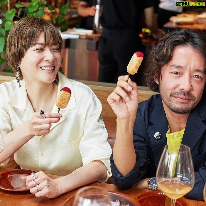 Juri Ueno Instagram - #auckland にある レストラン「Ahi.」(アヒ) @ahirestaurant フィガロ📚 @madamefigarojapon で 平野由紀子さん @8yukiko76hirano と ランチを堪能させていただきました!🥂🌹 平野さんは、ワインとのペアリングだったり お料理の感想が弾んで、 初対面でしたが充実のひとときを 過ごさせていただきました🥳 ニュージーランドといえば 先住民族マオリ。 マオリの伝統料理「ハンギ」は、 土の中で低温調理をするのです。 もちろん高層階である このレストランでは さすがの BEN シェフも 土はないので作れません。 しかし! それを見事に再現した料理が、 目の前に現れた!! なんと、今日のために、 外で、土に包んで低温調理した豚肉を こちらのレストランで丁寧に温め直し、 ハンギ料理のお話をしながら、 お皿に盛り付けて下さいました🍽️✨ (写真10枚目、動画に写っている 黒い筒のものがハンギ料理です。) 帰りの飛行機では、 BENシェフの番組、 素材を巡る旅を8話全て観賞📺✈️ 海では釣り🎣山では狩り🦘 畑🥬や、きのこ栽培🍄🟫など、 自らニュージーランド中を駆け巡って、 循環を考えた素材の選び方、美しい調理法。 とても楽しく拝見しました!😄 とても有名なシェフだったんだなぁとしみじみ。😌 (機内で写ってるNZのクラフトビール🍺 アーティーチョークの上に Kiwi birdが乗ってるのわかりますか?🥝🐤) 全ての料理が、鮮度抜群で、 味はナチュラルでフレッシュ🌿 生き生きとしている料理に、 ニュージーランドの恵みをいただいている 感謝が溢れました🙏🌳 オープンキッチンの活気溢れる厨房にも、 お忙しい中、 見学させていただき、 「Ahi.」の皆様、 大変お世話になりました! 皆さんも、ぜひオークランドへ行くときは レストラン「Ahi.」にて、 ニュージーランドを堪能されてはいかがでしょうか。。 @purenewzealand @sadaito @shotaro.ao @furuta_chiaki