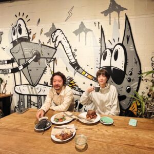 Juri Ueno Instagram - @swimsuitcoffee

↑最初の写真5枚（3日目の朝）は、
カフェ「SWIMSUIT」👙☕️🥪

通りの間のV字の広場にあるので、
行き交う車や歩く人達がガラス越しに見え、
目が覚めるような景色。

若い店員さんが朝から小さなカフェの中で、
パンを焼いたりコーヒーを入れたりして
スペースをフルに活用して賑わっていた✨

ホットサンドに付いているソースは
NZでよく見かける「チャツネ」。

マンゴーチャツネが多いみたいだけど、
ちょっとチリな感じもあって、
ケチャップよりも程よくフルーティでヘルシーで、
味はナチュラルなものってわかる感じ🥰

美味しぃ〜♪
素朴なメニューなのに
全ての素材のバランスが、
なぜこんなに美味しいのだろう。。

日本人の職人が握る寿司みたいなものか。 

ニュージーランドの得意分野なのだな。
その中でもウェリントンは
カフェもディナーも本当に全部美味しい🤤

お店の好みが出るのも
手作りチャツネの楽しみの１つ😋

店内のサウンドも、雰囲気も
フレッシュで少しアクティブになる感じでした😄

@shellybaybaker 
@shellybaybakeronleeds 

↑後の写真5枚
（2日目の朝、つまりウェリントン最初の朝）は、
カフェ「SHELLY BAY BAKER ON LEEDS」🥐🥖🥯

宿泊したホテル「Oaks」
@oaks_hotels から目と鼻の先。
（食べ歩くにはとても便利なホテルです👍）

隠れ家的路地に入って現れたカフェ☕️
焼きたてのベーグルとコーヒーは最高でした✨

わかりますか？
ベーコン🥓とサーモンでバンズが変えてあるんですよ♪

作りたてのベーグルをオーブンで
表面がサクッとするくらいまで温めてくれます😌

雰囲気も落ち着けるので
私達夫婦はもう一度行きたいと願ったほど。

店の左隣ではガラス張りで広い厨房が見え、
中でイケメンのお兄さん2人がせっせと
（程よくトークを楽しんでいて）
作ってくれているのがわかりました😆 

コーヒーはロングブラックか、
フラットホワイトがおすすめです。

NZでは、ロングブラック
（エスプレッソダブル）🫘🫗☕️と、
それに、お好みのミルクに変えた🫘🥛
「フラットホワイト」がやはり美味しい☕️🥯

（スペインではフラットホワイトはグランデじゃないと小さくなります🇪🇸☕︎）

明日は、バル特集かな？
実はこの、Shelly bay bakerの隣のバルが一番行きたかったバルなのです。🍻

お楽しみに🌸😊👋

@purenewzealand