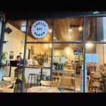 Juri Ueno Instagram - @swimsuitcoffee ↑最初の写真5枚（3日目の朝）は、 カフェ「SWIMSUIT」👙☕️🥪 通りの間のV字の広場にあるので、 行き交う車や歩く人達がガラス越しに見え、 目が覚めるような景色。 若い店員さんが朝から小さなカフェの中で、 パンを焼いたりコーヒーを入れたりして スペースをフルに活用して賑わっていた✨ ホットサンドに付いているソースは NZでよく見かける「チャツネ」。 マンゴーチャツネが多いみたいだけど、 ちょっとチリな感じもあって、 ケチャップよりも程よくフルーティでヘルシーで、 味はナチュラルなものってわかる感じ🥰 美味しぃ〜♪ 素朴なメニューなのに 全ての素材のバランスが、 なぜこんなに美味しいのだろう。。 日本人の職人が握る寿司みたいなものか。 ニュージーランドの得意分野なのだな。 その中でもウェリントンは カフェもディナーも本当に全部美味しい🤤 お店の好みが出るのも 手作りチャツネの楽しみの１つ😋 店内のサウンドも、雰囲気も フレッシュで少しアクティブになる感じでした😄 @shellybaybaker @shellybaybakeronleeds ↑後の写真5枚 （2日目の朝、つまりウェリントン最初の朝）は、 カフェ「SHELLY BAY BAKER ON LEEDS」🥐🥖🥯 宿泊したホテル「Oaks」 @oaks_hotels から目と鼻の先。 （食べ歩くにはとても便利なホテルです👍） 隠れ家的路地に入って現れたカフェ☕️ 焼きたてのベーグルとコーヒーは最高でした✨ わかりますか？ ベーコン🥓とサーモンでバンズが変えてあるんですよ♪ 作りたてのベーグルをオーブンで 表面がサクッとするくらいまで温めてくれます😌 雰囲気も落ち着けるので 私達夫婦はもう一度行きたいと願ったほど。 店の左隣ではガラス張りで広い厨房が見え、 中でイケメンのお兄さん2人がせっせと （程よくトークを楽しんでいて） 作ってくれているのがわかりました😆 コーヒーはロングブラックか、 フラットホワイトがおすすめです。 NZでは、ロングブラック （エスプレッソダブル）🫘🫗☕️と、 それに、お好みのミルクに変えた🫘🥛 「フラットホワイト」がやはり美味しい☕️🥯 （スペインではフラットホワイトはグランデじゃないと小さくなります🇪🇸☕︎） 明日は、バル特集かな？ 実はこの、Shelly bay bakerの隣のバルが一番行きたかったバルなのです。🍻 お楽しみに🌸😊👋 @purenewzealand