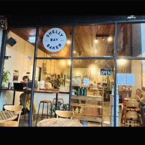 Juri Ueno Instagram - @swimsuitcoffee

↑最初の写真5枚（3日目の朝）は、
カフェ「SWIMSUIT」👙☕️🥪

通りの間のV字の広場にあるので、
行き交う車や歩く人達がガラス越しに見え、
目が覚めるような景色。

若い店員さんが朝から小さなカフェの中で、
パンを焼いたりコーヒーを入れたりして
スペースをフルに活用して賑わっていた✨

ホットサンドに付いているソースは
NZでよく見かける「チャツネ」。

マンゴーチャツネが多いみたいだけど、
ちょっとチリな感じもあって、
ケチャップよりも程よくフルーティでヘルシーで、
味はナチュラルなものってわかる感じ🥰

美味しぃ〜♪
素朴なメニューなのに
全ての素材のバランスが、
なぜこんなに美味しいのだろう。。

日本人の職人が握る寿司みたいなものか。 

ニュージーランドの得意分野なのだな。
その中でもウェリントンは
カフェもディナーも本当に全部美味しい🤤

お店の好みが出るのも
手作りチャツネの楽しみの１つ😋

店内のサウンドも、雰囲気も
フレッシュで少しアクティブになる感じでした😄

@shellybaybaker 
@shellybaybakeronleeds 

↑後の写真5枚
（2日目の朝、つまりウェリントン最初の朝）は、
カフェ「SHELLY BAY BAKER ON LEEDS」🥐🥖🥯

宿泊したホテル「Oaks」
@oaks_hotels から目と鼻の先。
（食べ歩くにはとても便利なホテルです👍）

隠れ家的路地に入って現れたカフェ☕️
焼きたてのベーグルとコーヒーは最高でした✨

わかりますか？
ベーコン🥓とサーモンでバンズが変えてあるんですよ♪

作りたてのベーグルをオーブンで
表面がサクッとするくらいまで温めてくれます😌

雰囲気も落ち着けるので
私達夫婦はもう一度行きたいと願ったほど。

店の左隣ではガラス張りで広い厨房が見え、
中でイケメンのお兄さん2人がせっせと
（程よくトークを楽しんでいて）
作ってくれているのがわかりました😆 

コーヒーはロングブラックか、
フラットホワイトがおすすめです。

NZでは、ロングブラック
（エスプレッソダブル）🫘🫗☕️と、
それに、お好みのミルクに変えた🫘🥛
「フラットホワイト」がやはり美味しい☕️🥯

（スペインではフラットホワイトはグランデじゃないと小さくなります🇪🇸☕︎）

明日は、バル特集かな？
実はこの、Shelly bay bakerの隣のバルが一番行きたかったバルなのです。🍻

お楽しみに🌸😊👋

@purenewzealand