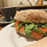 Juri Ueno Instagram - @swimsuitcoffee ↑最初の写真5枚（3日目の朝）は、 カフェ「SWIMSUIT」👙☕️🥪 通りの間のV字の広場にあるので、 行き交う車や歩く人達がガラス越しに見え、 目が覚めるような景色。 若い店員さんが朝から小さなカフェの中で、 パンを焼いたりコーヒーを入れたりして スペースをフルに活用して賑わっていた✨ ホットサンドに付いているソースは NZでよく見かける「チャツネ」。 マンゴーチャツネが多いみたいだけど、 ちょっとチリな感じもあって、 ケチャップよりも程よくフルーティでヘルシーで、 味はナチュラルなものってわかる感じ🥰 美味しぃ〜♪ 素朴なメニューなのに 全ての素材のバランスが、 なぜこんなに美味しいのだろう。。 日本人の職人が握る寿司みたいなものか。 ニュージーランドの得意分野なのだな。 その中でもウェリントンは カフェもディナーも本当に全部美味しい🤤 お店の好みが出るのも 手作りチャツネの楽しみの１つ😋 店内のサウンドも、雰囲気も フレッシュで少しアクティブになる感じでした😄 @shellybaybaker @shellybaybakeronleeds ↑後の写真5枚 （2日目の朝、つまりウェリントン最初の朝）は、 カフェ「SHELLY BAY BAKER ON LEEDS」🥐🥖🥯 宿泊したホテル「Oaks」 @oaks_hotels から目と鼻の先。 （食べ歩くにはとても便利なホテルです👍） 隠れ家的路地に入って現れたカフェ☕️ 焼きたてのベーグルとコーヒーは最高でした✨ わかりますか？ ベーコン🥓とサーモンでバンズが変えてあるんですよ♪ 作りたてのベーグルをオーブンで 表面がサクッとするくらいまで温めてくれます😌 雰囲気も落ち着けるので 私達夫婦はもう一度行きたいと願ったほど。 店の左隣ではガラス張りで広い厨房が見え、 中でイケメンのお兄さん2人がせっせと （程よくトークを楽しんでいて） 作ってくれているのがわかりました😆 コーヒーはロングブラックか、 フラットホワイトがおすすめです。 NZでは、ロングブラック （エスプレッソダブル）🫘🫗☕️と、 それに、お好みのミルクに変えた🫘🥛 「フラットホワイト」がやはり美味しい☕️🥯 （スペインではフラットホワイトはグランデじゃないと小さくなります🇪🇸☕︎） 明日は、バル特集かな？ 実はこの、Shelly bay bakerの隣のバルが一番行きたかったバルなのです。🍻 お楽しみに🌸😊👋 @purenewzealand