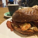 Juri Ueno Instagram - @swimsuitcoffee ↑最初の写真5枚（3日目の朝）は、 カフェ「SWIMSUIT」👙☕️🥪 通りの間のV字の広場にあるので、 行き交う車や歩く人達がガラス越しに見え、 目が覚めるような景色。 若い店員さんが朝から小さなカフェの中で、 パンを焼いたりコーヒーを入れたりして スペースをフルに活用して賑わっていた✨ ホットサンドに付いているソースは NZでよく見かける「チャツネ」。 マンゴーチャツネが多いみたいだけど、 ちょっとチリな感じもあって、 ケチャップよりも程よくフルーティでヘルシーで、 味はナチュラルなものってわかる感じ🥰 美味しぃ〜♪ 素朴なメニューなのに 全ての素材のバランスが、 なぜこんなに美味しいのだろう。。 日本人の職人が握る寿司みたいなものか。 ニュージーランドの得意分野なのだな。 その中でもウェリントンは カフェもディナーも本当に全部美味しい🤤 お店の好みが出るのも 手作りチャツネの楽しみの１つ😋 店内のサウンドも、雰囲気も フレッシュで少しアクティブになる感じでした😄 @shellybaybaker @shellybaybakeronleeds ↑後の写真5枚 （2日目の朝、つまりウェリントン最初の朝）は、 カフェ「SHELLY BAY BAKER ON LEEDS」🥐🥖🥯 宿泊したホテル「Oaks」 @oaks_hotels から目と鼻の先。 （食べ歩くにはとても便利なホテルです👍） 隠れ家的路地に入って現れたカフェ☕️ 焼きたてのベーグルとコーヒーは最高でした✨ わかりますか？ ベーコン🥓とサーモンでバンズが変えてあるんですよ♪ 作りたてのベーグルをオーブンで 表面がサクッとするくらいまで温めてくれます😌 雰囲気も落ち着けるので 私達夫婦はもう一度行きたいと願ったほど。 店の左隣ではガラス張りで広い厨房が見え、 中でイケメンのお兄さん2人がせっせと （程よくトークを楽しんでいて） 作ってくれているのがわかりました😆 コーヒーはロングブラックか、 フラットホワイトがおすすめです。 NZでは、ロングブラック （エスプレッソダブル）🫘🫗☕️と、 それに、お好みのミルクに変えた🫘🥛 「フラットホワイト」がやはり美味しい☕️🥯 （スペインではフラットホワイトはグランデじゃないと小さくなります🇪🇸☕︎） 明日は、バル特集かな？ 実はこの、Shelly bay bakerの隣のバルが一番行きたかったバルなのです。🍻 お楽しみに🌸😊👋 @purenewzealand
