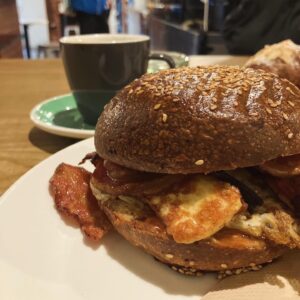 Juri Ueno Instagram - @swimsuitcoffee

↑最初の写真5枚（3日目の朝）は、
カフェ「SWIMSUIT」👙☕️🥪

通りの間のV字の広場にあるので、
行き交う車や歩く人達がガラス越しに見え、
目が覚めるような景色。

若い店員さんが朝から小さなカフェの中で、
パンを焼いたりコーヒーを入れたりして
スペースをフルに活用して賑わっていた✨

ホットサンドに付いているソースは
NZでよく見かける「チャツネ」。

マンゴーチャツネが多いみたいだけど、
ちょっとチリな感じもあって、
ケチャップよりも程よくフルーティでヘルシーで、
味はナチュラルなものってわかる感じ🥰

美味しぃ〜♪
素朴なメニューなのに
全ての素材のバランスが、
なぜこんなに美味しいのだろう。。

日本人の職人が握る寿司みたいなものか。 

ニュージーランドの得意分野なのだな。
その中でもウェリントンは
カフェもディナーも本当に全部美味しい🤤

お店の好みが出るのも
手作りチャツネの楽しみの１つ😋

店内のサウンドも、雰囲気も
フレッシュで少しアクティブになる感じでした😄

@shellybaybaker 
@shellybaybakeronleeds 

↑後の写真5枚
（2日目の朝、つまりウェリントン最初の朝）は、
カフェ「SHELLY BAY BAKER ON LEEDS」🥐🥖🥯

宿泊したホテル「Oaks」
@oaks_hotels から目と鼻の先。
（食べ歩くにはとても便利なホテルです👍）

隠れ家的路地に入って現れたカフェ☕️
焼きたてのベーグルとコーヒーは最高でした✨

わかりますか？
ベーコン🥓とサーモンでバンズが変えてあるんですよ♪

作りたてのベーグルをオーブンで
表面がサクッとするくらいまで温めてくれます😌

雰囲気も落ち着けるので
私達夫婦はもう一度行きたいと願ったほど。

店の左隣ではガラス張りで広い厨房が見え、
中でイケメンのお兄さん2人がせっせと
（程よくトークを楽しんでいて）
作ってくれているのがわかりました😆 

コーヒーはロングブラックか、
フラットホワイトがおすすめです。

NZでは、ロングブラック
（エスプレッソダブル）🫘🫗☕️と、
それに、お好みのミルクに変えた🫘🥛
「フラットホワイト」がやはり美味しい☕️🥯

（スペインではフラットホワイトはグランデじゃないと小さくなります🇪🇸☕︎）

明日は、バル特集かな？
実はこの、Shelly bay bakerの隣のバルが一番行きたかったバルなのです。🍻

お楽しみに🌸😊👋

@purenewzealand