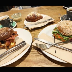 Juri Ueno Instagram - @swimsuitcoffee

↑最初の写真5枚（3日目の朝）は、
カフェ「SWIMSUIT」👙☕️🥪

通りの間のV字の広場にあるので、
行き交う車や歩く人達がガラス越しに見え、
目が覚めるような景色。

若い店員さんが朝から小さなカフェの中で、
パンを焼いたりコーヒーを入れたりして
スペースをフルに活用して賑わっていた✨

ホットサンドに付いているソースは
NZでよく見かける「チャツネ」。

マンゴーチャツネが多いみたいだけど、
ちょっとチリな感じもあって、
ケチャップよりも程よくフルーティでヘルシーで、
味はナチュラルなものってわかる感じ🥰

美味しぃ〜♪
素朴なメニューなのに
全ての素材のバランスが、
なぜこんなに美味しいのだろう。。

日本人の職人が握る寿司みたいなものか。 

ニュージーランドの得意分野なのだな。
その中でもウェリントンは
カフェもディナーも本当に全部美味しい🤤

お店の好みが出るのも
手作りチャツネの楽しみの１つ😋

店内のサウンドも、雰囲気も
フレッシュで少しアクティブになる感じでした😄

@shellybaybaker 
@shellybaybakeronleeds 

↑後の写真5枚
（2日目の朝、つまりウェリントン最初の朝）は、
カフェ「SHELLY BAY BAKER ON LEEDS」🥐🥖🥯

宿泊したホテル「Oaks」
@oaks_hotels から目と鼻の先。
（食べ歩くにはとても便利なホテルです👍）

隠れ家的路地に入って現れたカフェ☕️
焼きたてのベーグルとコーヒーは最高でした✨

わかりますか？
ベーコン🥓とサーモンでバンズが変えてあるんですよ♪

作りたてのベーグルをオーブンで
表面がサクッとするくらいまで温めてくれます😌

雰囲気も落ち着けるので
私達夫婦はもう一度行きたいと願ったほど。

店の左隣ではガラス張りで広い厨房が見え、
中でイケメンのお兄さん2人がせっせと
（程よくトークを楽しんでいて）
作ってくれているのがわかりました😆 

コーヒーはロングブラックか、
フラットホワイトがおすすめです。

NZでは、ロングブラック
（エスプレッソダブル）🫘🫗☕️と、
それに、お好みのミルクに変えた🫘🥛
「フラットホワイト」がやはり美味しい☕️🥯

（スペインではフラットホワイトはグランデじゃないと小さくなります🇪🇸☕︎）

明日は、バル特集かな？
実はこの、Shelly bay bakerの隣のバルが一番行きたかったバルなのです。🍻

お楽しみに🌸😊👋

@purenewzealand