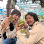Juri Ueno Instagram - ウェリントン3日目👀食べ歩きツアー👏🚶 今日はその中の2件をご紹介🌟 1件目は、「EKIM Burger.エキムバーガー」🍔 野外のバスで調理されるダイナミックなバーガー🚌🍳 雨上がりの昼下がり、 朝食を済ませた私達はハンバーガーをコーディネーターさんと3人で１つ注文してシェアしようと店主にオーダーしたところ、 「３つにバーガー切ったら崩れちゃうよ」との事で、 「後で分けます！」と伝えて席に着いた。 しばらくしてから店主が自らテーブルに、 出来立てのハンバーガーをサーブしてくれた。 あれ？３つ？？ 「1人ひとつ食べて。」と。なんと‼️ ２つはプレゼントしてくれました‼️😳 「えー〜！」ってすごく驚くと同時に プライドを感じました。🥺🔥 （お金のない学生に見えたのかもしれないけど。） 店主に感謝のお礼を伝えた後、 朽ちかけたソファでいただく雨ざらしの野外のバーガー。☔️🛋️🌳手を汚しながら食べる美味しさ😭 このワイルドさとは裏腹に、店主の真心に、心はじ〜んわりと温かく優しい気持ちに。 「後で写真撮ろうよ、ね」と、夫と話した。 写真を撮らせていただく時に、 店主の方の奥さんが日本が大好きで、 日本語を学んでいるんだと話してくれました。 こんなに離れた地でも、 なんだかみんな繋がっているんだなぁと感じました🌼 😌そして、2件目は、 「Wellington SEA MARKET」のフィッシュ&チップス。 沢山の氷の上に新鮮なお魚が並んでいる店内🐟 今日のフィッシュは「King fish（ヒラマサ）」。 さっぱりした柔らかい白身のお魚です。 味付けはフレッシュレモン🍋を絞るだけ。塩は無し。 そう言えば、12年前も、ニュージーランドでは、 ビネガーをかけて食べるスタイルで食べてました。 （←これもお魚屋さんでのスタイルです。バルではもう少し濃い味付けです） チップスもフィッシュに負けない存在感🥔ホクホクでした😆✨ 明日は、3日間の朝食カフェ特集☕️🥯に、しようかな！バル特集かな？🍺お楽しみに👋😄 #ekimburger @wellingtonseamarket https://www.wellingtonseamarket.com @purenewzealand