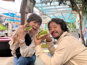 Juri Ueno Instagram - ウェリントン3日目👀食べ歩きツアー👏🚶 

今日はその中の2件をご紹介🌟

1件目は、「EKIM Burger.エキムバーガー」🍔
野外のバスで調理されるダイナミックなバーガー🚌🍳

雨上がりの昼下がり、
朝食を済ませた私達はハンバーガーをコーディネーターさんと3人で１つ注文してシェアしようと店主にオーダーしたところ、
「３つにバーガー切ったら崩れちゃうよ」との事で、
「後で分けます！」と伝えて席に着いた。

しばらくしてから店主が自らテーブルに、
出来立てのハンバーガーをサーブしてくれた。
あれ？３つ？？
「1人ひとつ食べて。」と。なんと‼️
２つはプレゼントしてくれました‼️😳
「えー〜！」ってすごく驚くと同時に
プライドを感じました。🥺🔥
（お金のない学生に見えたのかもしれないけど。）

店主に感謝のお礼を伝えた後、
朽ちかけたソファでいただく雨ざらしの野外のバーガー。☔️🛋️🌳手を汚しながら食べる美味しさ😭

このワイルドさとは裏腹に、店主の真心に、心はじ〜んわりと温かく優しい気持ちに。
「後で写真撮ろうよ、ね」と、夫と話した。

写真を撮らせていただく時に、
店主の方の奥さんが日本が大好きで、
日本語を学んでいるんだと話してくれました。

こんなに離れた地でも、
なんだかみんな繋がっているんだなぁと感じました🌼

😌そして、2件目は、
「Wellington SEA MARKET」のフィッシュ&チップス。

沢山の氷の上に新鮮なお魚が並んでいる店内🐟
今日のフィッシュは「King fish（ヒラマサ）」。
さっぱりした柔らかい白身のお魚です。

味付けはフレッシュレモン🍋を絞るだけ。塩は無し。

そう言えば、12年前も、ニュージーランドでは、
ビネガーをかけて食べるスタイルで食べてました。
（←これもお魚屋さんでのスタイルです。バルではもう少し濃い味付けです）
チップスもフィッシュに負けない存在感🥔ホクホクでした😆✨

明日は、3日間の朝食カフェ特集☕️🥯に、しようかな！バル特集かな？🍺お楽しみに👋😄

#ekimburger 

@wellingtonseamarket 
https://www.wellingtonseamarket.com

@purenewzealand