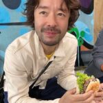 Juri Ueno Instagram - ウェリントン3日目👀食べ歩きツアー👏🚶 今日はその中の2件をご紹介🌟 1件目は、「EKIM Burger.エキムバーガー」🍔 野外のバスで調理されるダイナミックなバーガー🚌🍳 雨上がりの昼下がり、 朝食を済ませた私達はハンバーガーをコーディネーターさんと3人で１つ注文してシェアしようと店主にオーダーしたところ、 「３つにバーガー切ったら崩れちゃうよ」との事で、 「後で分けます！」と伝えて席に着いた。 しばらくしてから店主が自らテーブルに、 出来立てのハンバーガーをサーブしてくれた。 あれ？３つ？？ 「1人ひとつ食べて。」と。なんと‼️ ２つはプレゼントしてくれました‼️😳 「えー〜！」ってすごく驚くと同時に プライドを感じました。🥺🔥 （お金のない学生に見えたのかもしれないけど。） 店主に感謝のお礼を伝えた後、 朽ちかけたソファでいただく雨ざらしの野外のバーガー。☔️🛋️🌳手を汚しながら食べる美味しさ😭 このワイルドさとは裏腹に、店主の真心に、心はじ〜んわりと温かく優しい気持ちに。 「後で写真撮ろうよ、ね」と、夫と話した。 写真を撮らせていただく時に、 店主の方の奥さんが日本が大好きで、 日本語を学んでいるんだと話してくれました。 こんなに離れた地でも、 なんだかみんな繋がっているんだなぁと感じました🌼 😌そして、2件目は、 「Wellington SEA MARKET」のフィッシュ&チップス。 沢山の氷の上に新鮮なお魚が並んでいる店内🐟 今日のフィッシュは「King fish（ヒラマサ）」。 さっぱりした柔らかい白身のお魚です。 味付けはフレッシュレモン🍋を絞るだけ。塩は無し。 そう言えば、12年前も、ニュージーランドでは、 ビネガーをかけて食べるスタイルで食べてました。 （←これもお魚屋さんでのスタイルです。バルではもう少し濃い味付けです） チップスもフィッシュに負けない存在感🥔ホクホクでした😆✨ 明日は、3日間の朝食カフェ特集☕️🥯に、しようかな！バル特集かな？🍺お楽しみに👋😄 #ekimburger @wellingtonseamarket https://www.wellingtonseamarket.com @purenewzealand