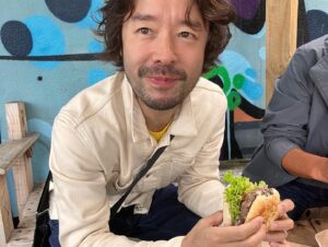 Juri Ueno Instagram - ウェリントン3日目👀食べ歩きツアー👏🚶 

今日はその中の2件をご紹介🌟

1件目は、「EKIM Burger.エキムバーガー」🍔
野外のバスで調理されるダイナミックなバーガー🚌🍳

雨上がりの昼下がり、
朝食を済ませた私達はハンバーガーをコーディネーターさんと3人で１つ注文してシェアしようと店主にオーダーしたところ、
「３つにバーガー切ったら崩れちゃうよ」との事で、
「後で分けます！」と伝えて席に着いた。

しばらくしてから店主が自らテーブルに、
出来立てのハンバーガーをサーブしてくれた。
あれ？３つ？？
「1人ひとつ食べて。」と。なんと‼️
２つはプレゼントしてくれました‼️😳
「えー〜！」ってすごく驚くと同時に
プライドを感じました。🥺🔥
（お金のない学生に見えたのかもしれないけど。）

店主に感謝のお礼を伝えた後、
朽ちかけたソファでいただく雨ざらしの野外のバーガー。☔️🛋️🌳手を汚しながら食べる美味しさ😭

このワイルドさとは裏腹に、店主の真心に、心はじ〜んわりと温かく優しい気持ちに。
「後で写真撮ろうよ、ね」と、夫と話した。

写真を撮らせていただく時に、
店主の方の奥さんが日本が大好きで、
日本語を学んでいるんだと話してくれました。

こんなに離れた地でも、
なんだかみんな繋がっているんだなぁと感じました🌼

😌そして、2件目は、
「Wellington SEA MARKET」のフィッシュ&チップス。

沢山の氷の上に新鮮なお魚が並んでいる店内🐟
今日のフィッシュは「King fish（ヒラマサ）」。
さっぱりした柔らかい白身のお魚です。

味付けはフレッシュレモン🍋を絞るだけ。塩は無し。

そう言えば、12年前も、ニュージーランドでは、
ビネガーをかけて食べるスタイルで食べてました。
（←これもお魚屋さんでのスタイルです。バルではもう少し濃い味付けです）
チップスもフィッシュに負けない存在感🥔ホクホクでした😆✨

明日は、3日間の朝食カフェ特集☕️🥯に、しようかな！バル特集かな？🍺お楽しみに👋😄

#ekimburger 

@wellingtonseamarket 
https://www.wellingtonseamarket.com

@purenewzealand
