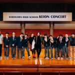 Juri Ueno Instagram – Kakogawa High School KEION CONCERT in 2024.2.4
第一回目となる、地元の軽音コンサート🎸に呼んでいただき、サプライズで登壇しました!😄みんなの演奏、初々しくて、フレッシュで、夢と希望に溢れていて、とてもパワーもらえました😊中には自分たちでオリジナル曲を披露されるバンドもいて、熱が伝わり楽しかったです!😉もう、プロとしてステージに立っている想像が出来てワクワクドキドキさせてもらえました‼️将来が楽しみです😇会場は、加古川のウェルネスパーク内にある、アラベスクホール。木とコンクリートでデザインされたホールの天井は、まるで船の先端のようなアーチを描いていてとても素敵でした✨昨年の舞台のだめの最後の会場となった、長野県の上田サントミューゼを思い出しました。。😌写真の通り、夫、「和田唱」もサプライズゲストとして登壇!
軽音と言えば、私の中でプロとして活躍している夫を連れて行かない他はない‼️と思い、地元、加古川に初めて来ていただきました😄唱さんは、ギターを生演奏したり、夢に向かってのエールを軽音部の皆さんに送ってくれました🌟そして、私、上野樹里は加古川の観光大使こと、のだめ(笑)🎹。普段はこのホールに「C. Bechstein (ベヒシュタイン)」という希少なドイツのピアノがあるのですが、私はのだめちゃんのように演奏出来ないので💦昨年の、舞台のだめミュージカルで歌った曲をメドレーで披露!その演奏は、のだめ劇中歌を全て作曲した唱さんの演奏で🎵(千秋センパイのデュエット部分も歌っていただきました)贅沢な伴奏とコーラスで緊張MAX⚡️そしてそして‼️今年に入ってから「しんつよ」への作詞をさせていただいてから、歌詞を書きたいモードの私は、唱さんに曲を作ってもらい書いた、ほやほやの新曲も披露‼️😂ゲストなのに体張りました😝(誰もお願いしてない)でもそれによって、出演者のみんなが披露する時の、手に汗握る感じ、身をもって体感しました💞🔥歌いながら泣きそうになったし🥺(年明けて色々あった大変なことを日本のみんなで乗り越えていこう!という思いを込めて書きました)やっぱり、ライブっていいよ、すごくいいね!もっと磨かなきゃいけないけど、ダイレクトに体感する場って、ものすごいエネルギー与え合えるよね‼️😊感情溢れ出すよね‼️🔥みんな、夢に向かって邁進してください🪽🌺会場の皆さんも、ちょっと変わったゲストからのエール、受け止めてくれてありがとうございました‼️🙌😄加古川からスター誕生する可能性を秘めた、軽音コンサート、これからも続いていくといいなぁ🎼 やっぱなんか、今年は音楽だなぁ。あ、今日テイラースイフト‼️観てきます🥳
(あ、私の左胸のワッペンは従姪お手製マングース)
#加古川
#東播工業高校
#東播磨高校
#加古川東高校
#高砂高校
#kakogawahighschoolkeionconcert
#和田唱
@sho_wada_triceratops
#上野樹里