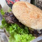 Juri Ueno Instagram - ウェリントン3日目👀食べ歩きツアー👏🚶 今日はその中の2件をご紹介🌟 1件目は、「EKIM Burger.エキムバーガー」🍔 野外のバスで調理されるダイナミックなバーガー🚌🍳 雨上がりの昼下がり、 朝食を済ませた私達はハンバーガーをコーディネーターさんと3人で１つ注文してシェアしようと店主にオーダーしたところ、 「３つにバーガー切ったら崩れちゃうよ」との事で、 「後で分けます！」と伝えて席に着いた。 しばらくしてから店主が自らテーブルに、 出来立てのハンバーガーをサーブしてくれた。 あれ？３つ？？ 「1人ひとつ食べて。」と。なんと‼️ ２つはプレゼントしてくれました‼️😳 「えー〜！」ってすごく驚くと同時に プライドを感じました。🥺🔥 （お金のない学生に見えたのかもしれないけど。） 店主に感謝のお礼を伝えた後、 朽ちかけたソファでいただく雨ざらしの野外のバーガー。☔️🛋️🌳手を汚しながら食べる美味しさ😭 このワイルドさとは裏腹に、店主の真心に、心はじ〜んわりと温かく優しい気持ちに。 「後で写真撮ろうよ、ね」と、夫と話した。 写真を撮らせていただく時に、 店主の方の奥さんが日本が大好きで、 日本語を学んでいるんだと話してくれました。 こんなに離れた地でも、 なんだかみんな繋がっているんだなぁと感じました🌼 😌そして、2件目は、 「Wellington SEA MARKET」のフィッシュ&チップス。 沢山の氷の上に新鮮なお魚が並んでいる店内🐟 今日のフィッシュは「King fish（ヒラマサ）」。 さっぱりした柔らかい白身のお魚です。 味付けはフレッシュレモン🍋を絞るだけ。塩は無し。 そう言えば、12年前も、ニュージーランドでは、 ビネガーをかけて食べるスタイルで食べてました。 （←これもお魚屋さんでのスタイルです。バルではもう少し濃い味付けです） チップスもフィッシュに負けない存在感🥔ホクホクでした😆✨ 明日は、3日間の朝食カフェ特集☕️🥯に、しようかな！バル特集かな？🍺お楽しみに👋😄 #ekimburger @wellingtonseamarket https://www.wellingtonseamarket.com @purenewzealand