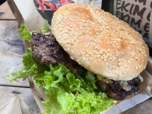 Juri Ueno Instagram - ウェリントン3日目👀食べ歩きツアー👏🚶 

今日はその中の2件をご紹介🌟

1件目は、「EKIM Burger.エキムバーガー」🍔
野外のバスで調理されるダイナミックなバーガー🚌🍳

雨上がりの昼下がり、
朝食を済ませた私達はハンバーガーをコーディネーターさんと3人で１つ注文してシェアしようと店主にオーダーしたところ、
「３つにバーガー切ったら崩れちゃうよ」との事で、
「後で分けます！」と伝えて席に着いた。

しばらくしてから店主が自らテーブルに、
出来立てのハンバーガーをサーブしてくれた。
あれ？３つ？？
「1人ひとつ食べて。」と。なんと‼️
２つはプレゼントしてくれました‼️😳
「えー〜！」ってすごく驚くと同時に
プライドを感じました。🥺🔥
（お金のない学生に見えたのかもしれないけど。）

店主に感謝のお礼を伝えた後、
朽ちかけたソファでいただく雨ざらしの野外のバーガー。☔️🛋️🌳手を汚しながら食べる美味しさ😭

このワイルドさとは裏腹に、店主の真心に、心はじ〜んわりと温かく優しい気持ちに。
「後で写真撮ろうよ、ね」と、夫と話した。

写真を撮らせていただく時に、
店主の方の奥さんが日本が大好きで、
日本語を学んでいるんだと話してくれました。

こんなに離れた地でも、
なんだかみんな繋がっているんだなぁと感じました🌼

😌そして、2件目は、
「Wellington SEA MARKET」のフィッシュ&チップス。

沢山の氷の上に新鮮なお魚が並んでいる店内🐟
今日のフィッシュは「King fish（ヒラマサ）」。
さっぱりした柔らかい白身のお魚です。

味付けはフレッシュレモン🍋を絞るだけ。塩は無し。

そう言えば、12年前も、ニュージーランドでは、
ビネガーをかけて食べるスタイルで食べてました。
（←これもお魚屋さんでのスタイルです。バルではもう少し濃い味付けです）
チップスもフィッシュに負けない存在感🥔ホクホクでした😆✨

明日は、3日間の朝食カフェ特集☕️🥯に、しようかな！バル特集かな？🍺お楽しみに👋😄

#ekimburger 

@wellingtonseamarket 
https://www.wellingtonseamarket.com

@purenewzealand
